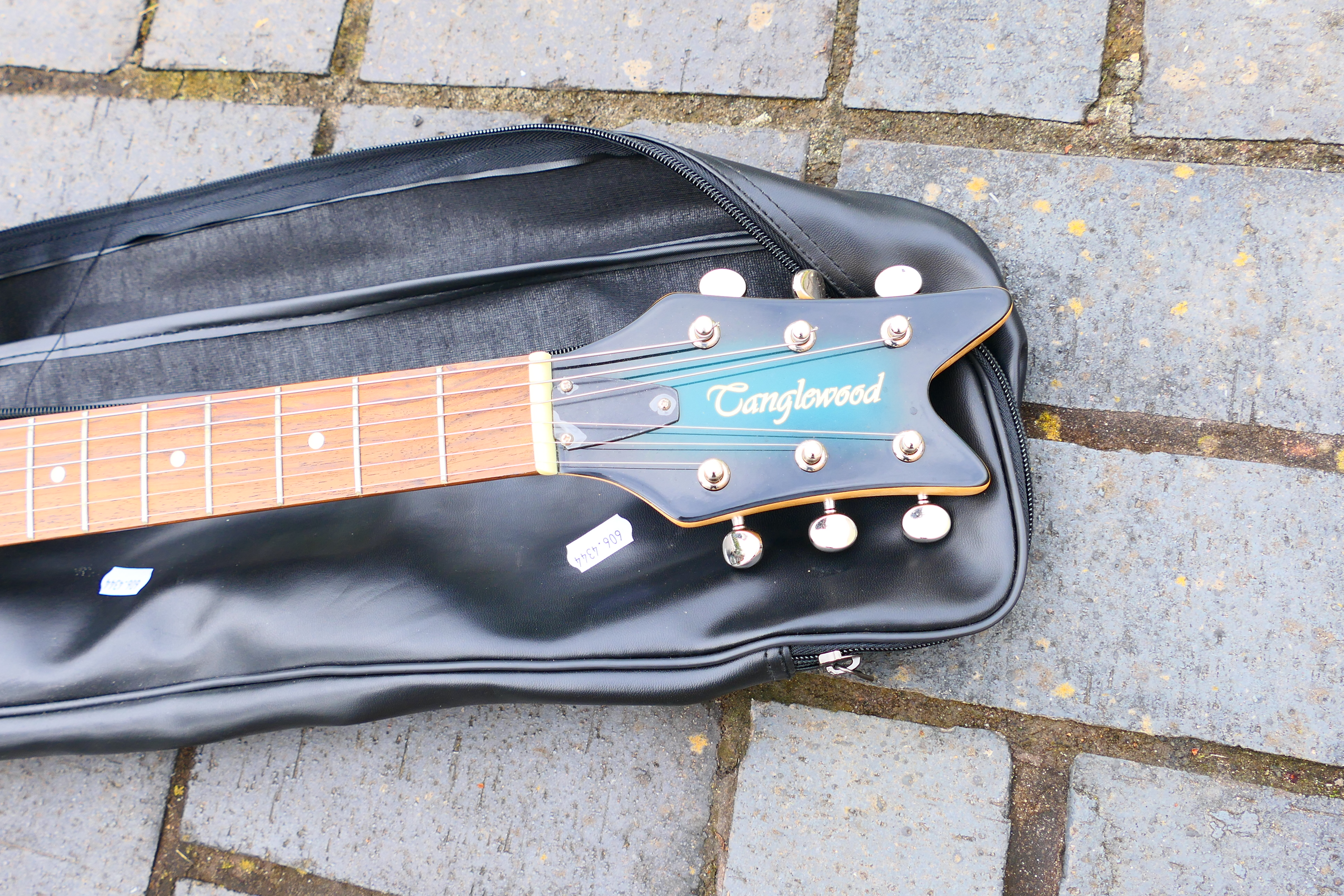 A Tanglewood Shark electric guitar, 3/4 scale with built in speaker contained in carry case. - Bild 3 aus 5