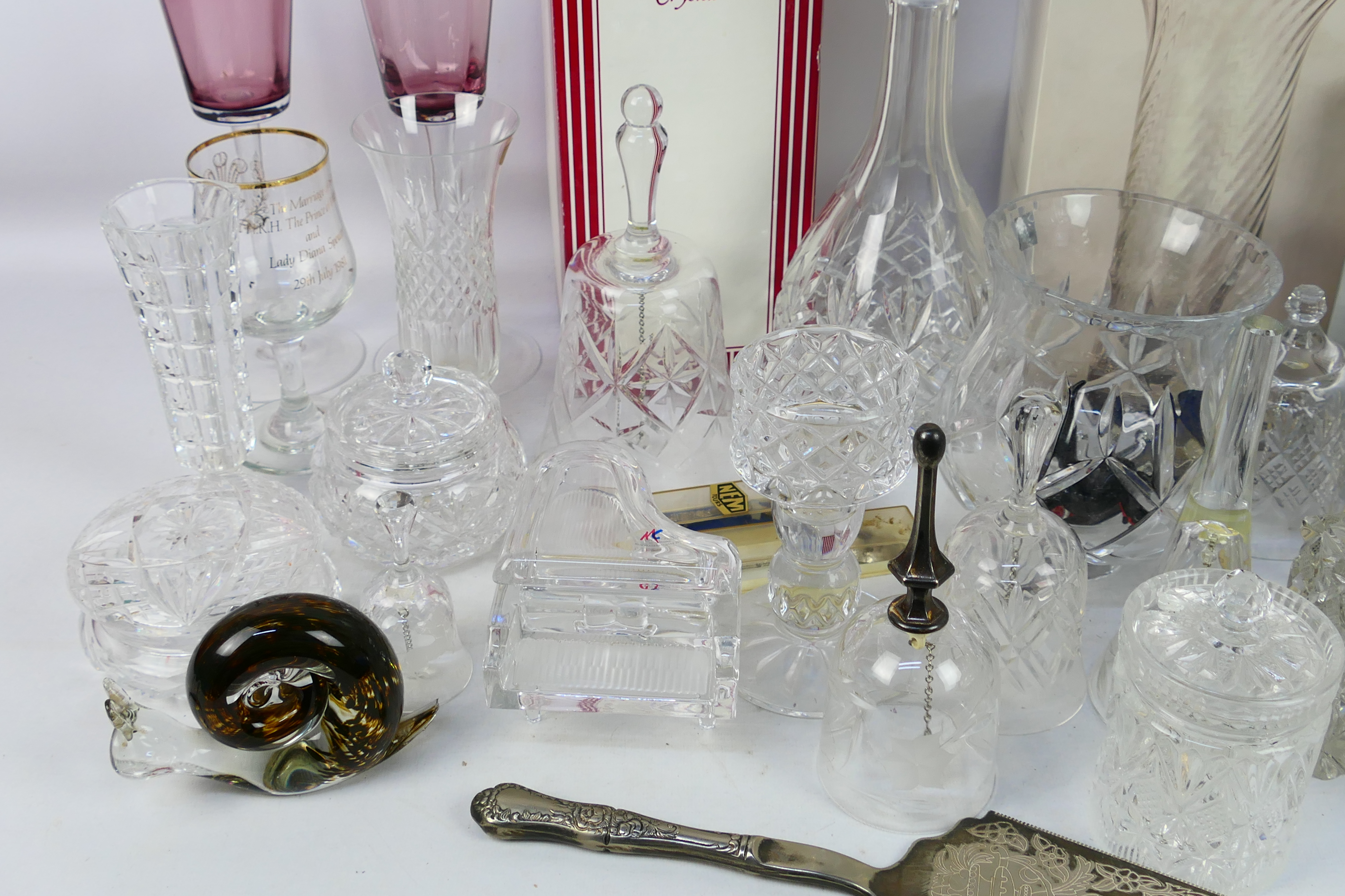 A collection of glassware, part boxed, to include Wedgwood, Dartington Crystal, - Image 4 of 5