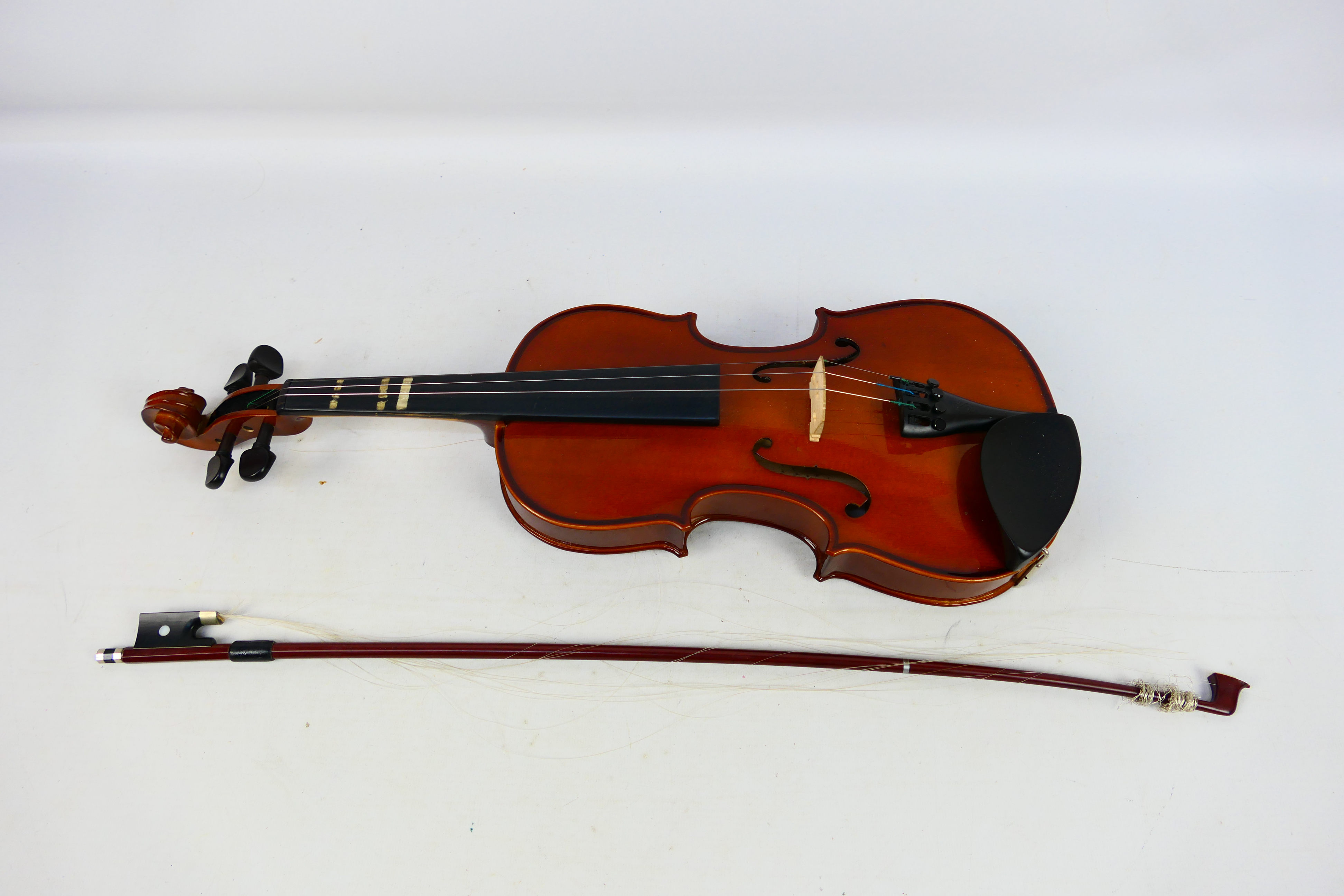 Two cased violins comprising two Stentor Student ST, both with bows and contained in carry cases. - Bild 2 aus 3