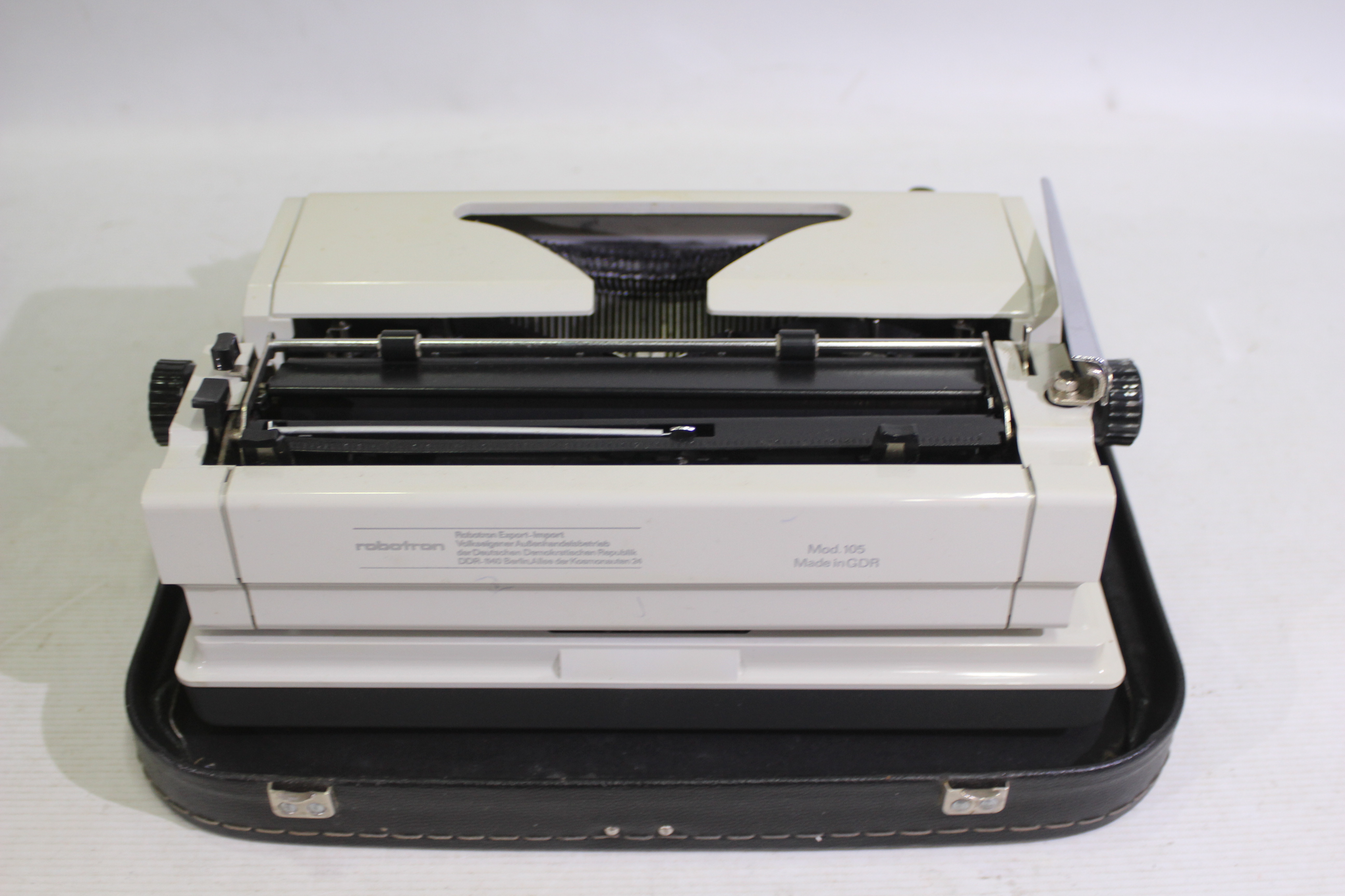 Erika - GDR - An Erika #105 typewriter in carry case. Carry case appears broken. - Bild 3 aus 4