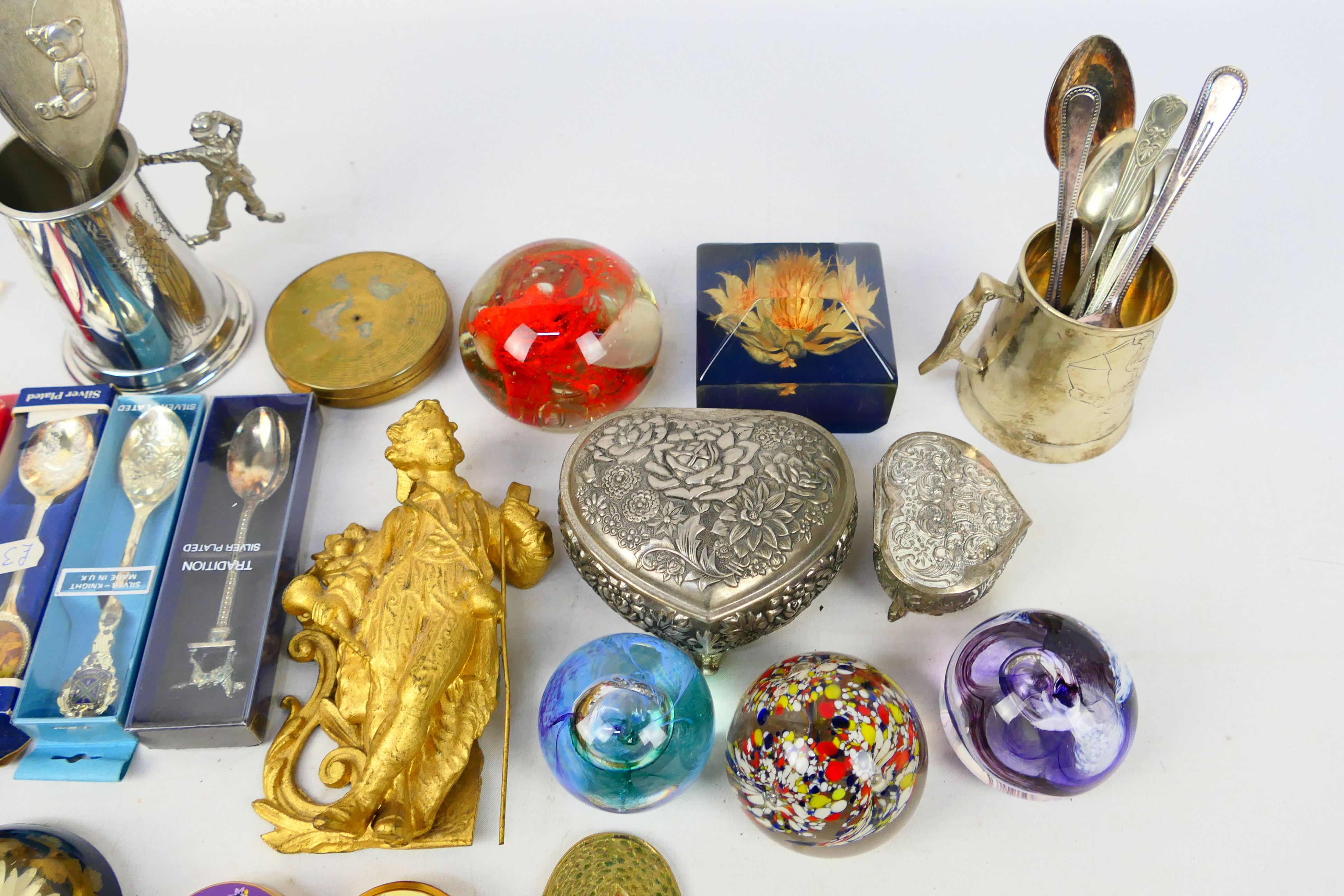 Mixed collectables to include paperweights, plated ware, trinket boxes, powder compact and other. - Image 4 of 5