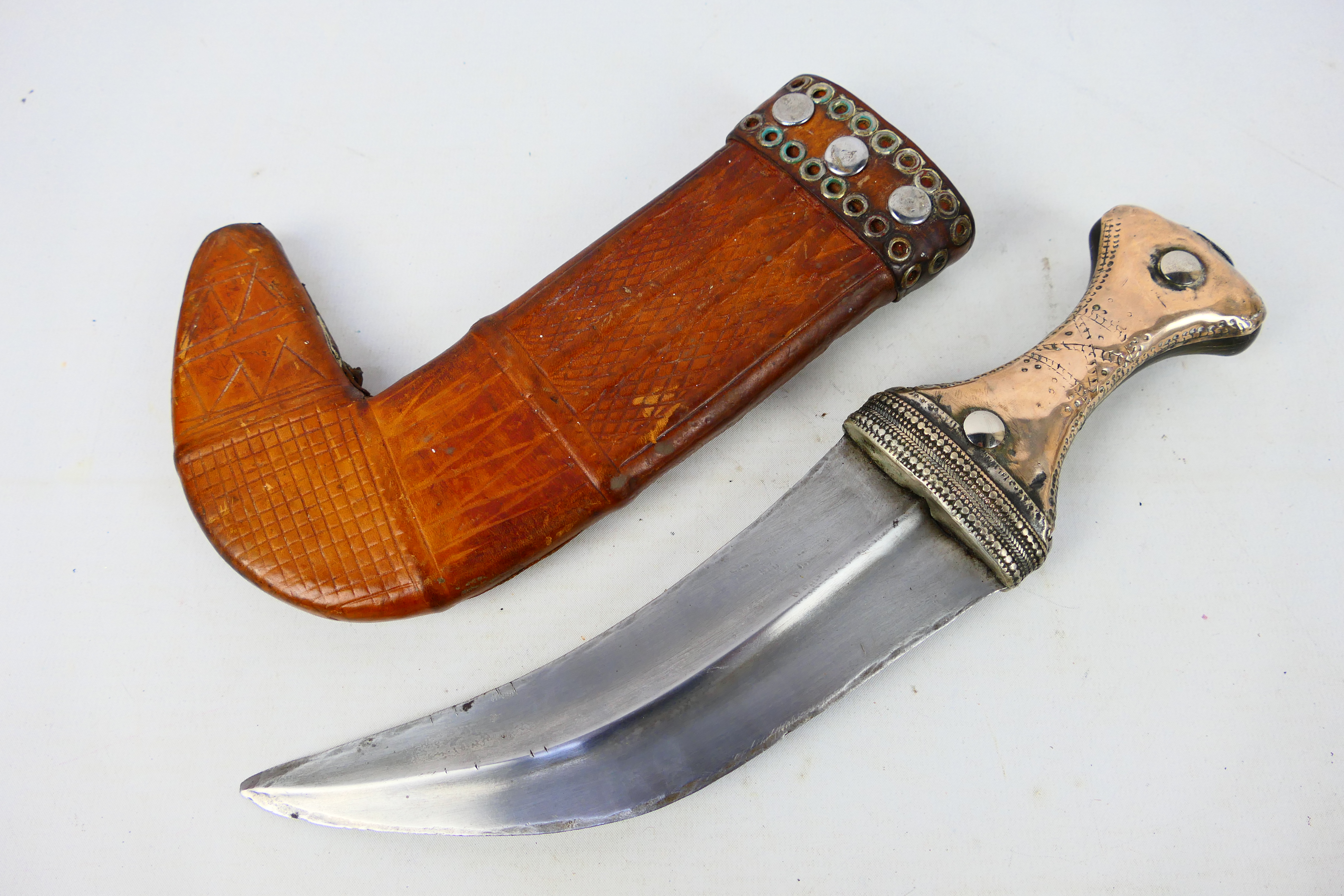A late 19th or early 20th century white metal mounted jambiya dagger, - Bild 6 aus 9