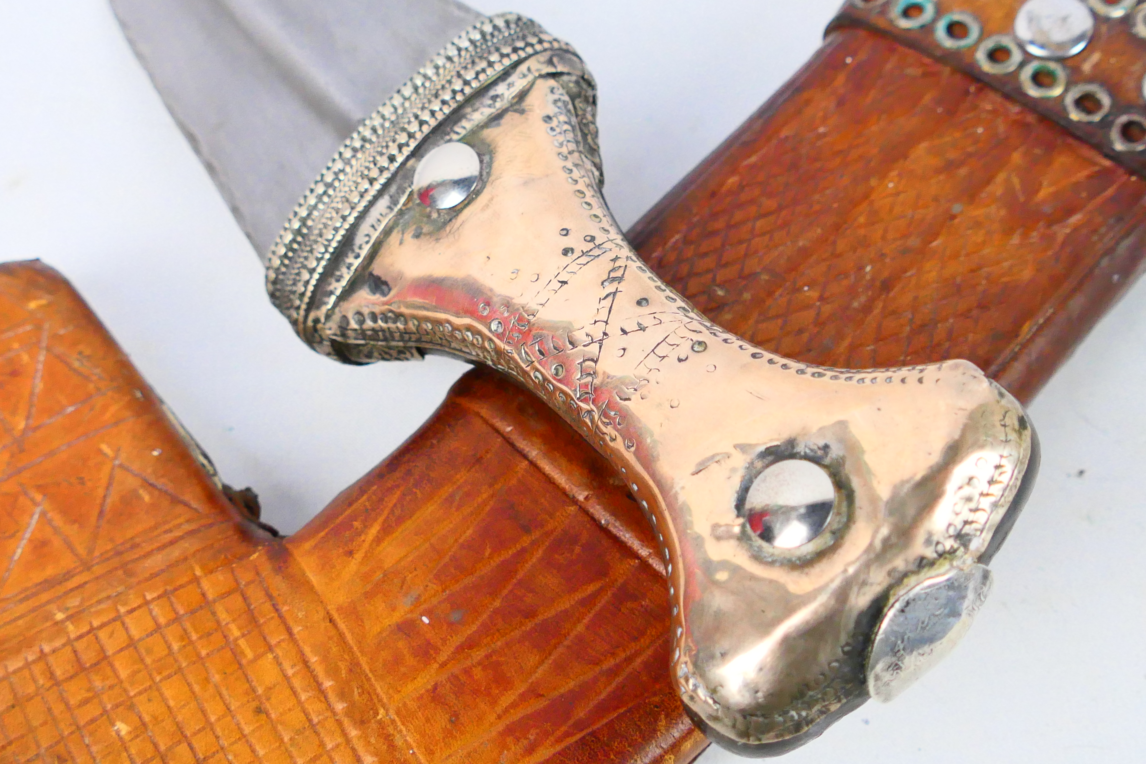 A late 19th or early 20th century white metal mounted jambiya dagger, - Bild 8 aus 9