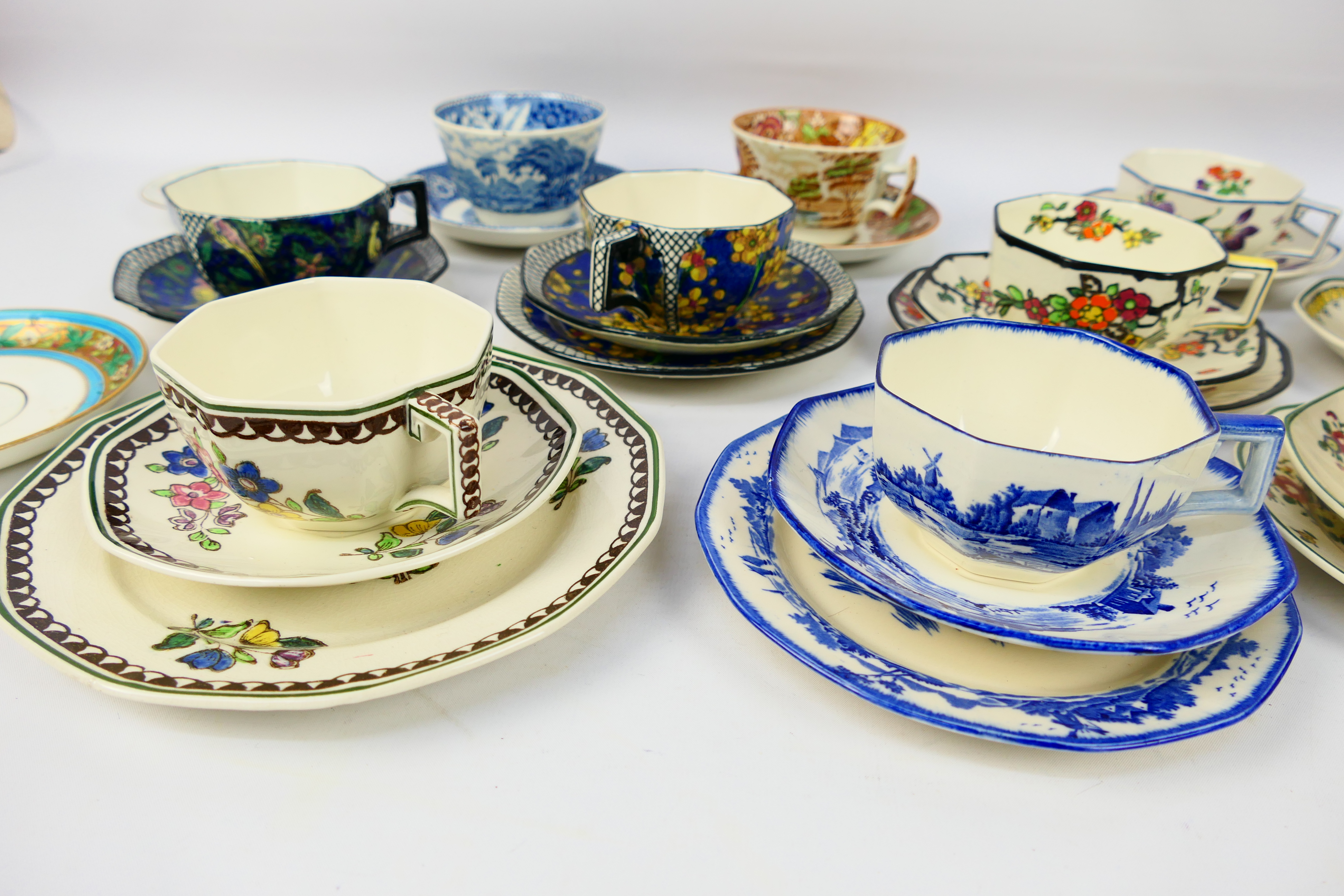 A quantity of mixed tea wares to include Royal Doulton, Royal Albert and other. - Image 2 of 5
