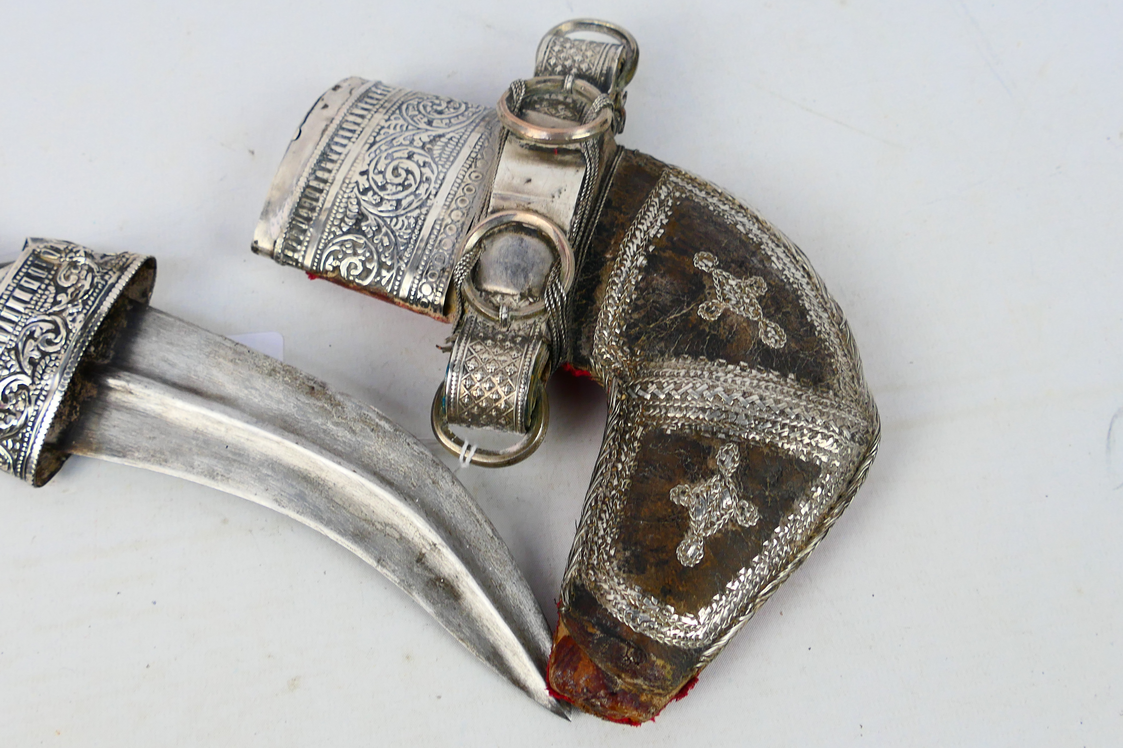 An early 20th century white metal mounted jambiya dagger and scabbard, - Image 4 of 7