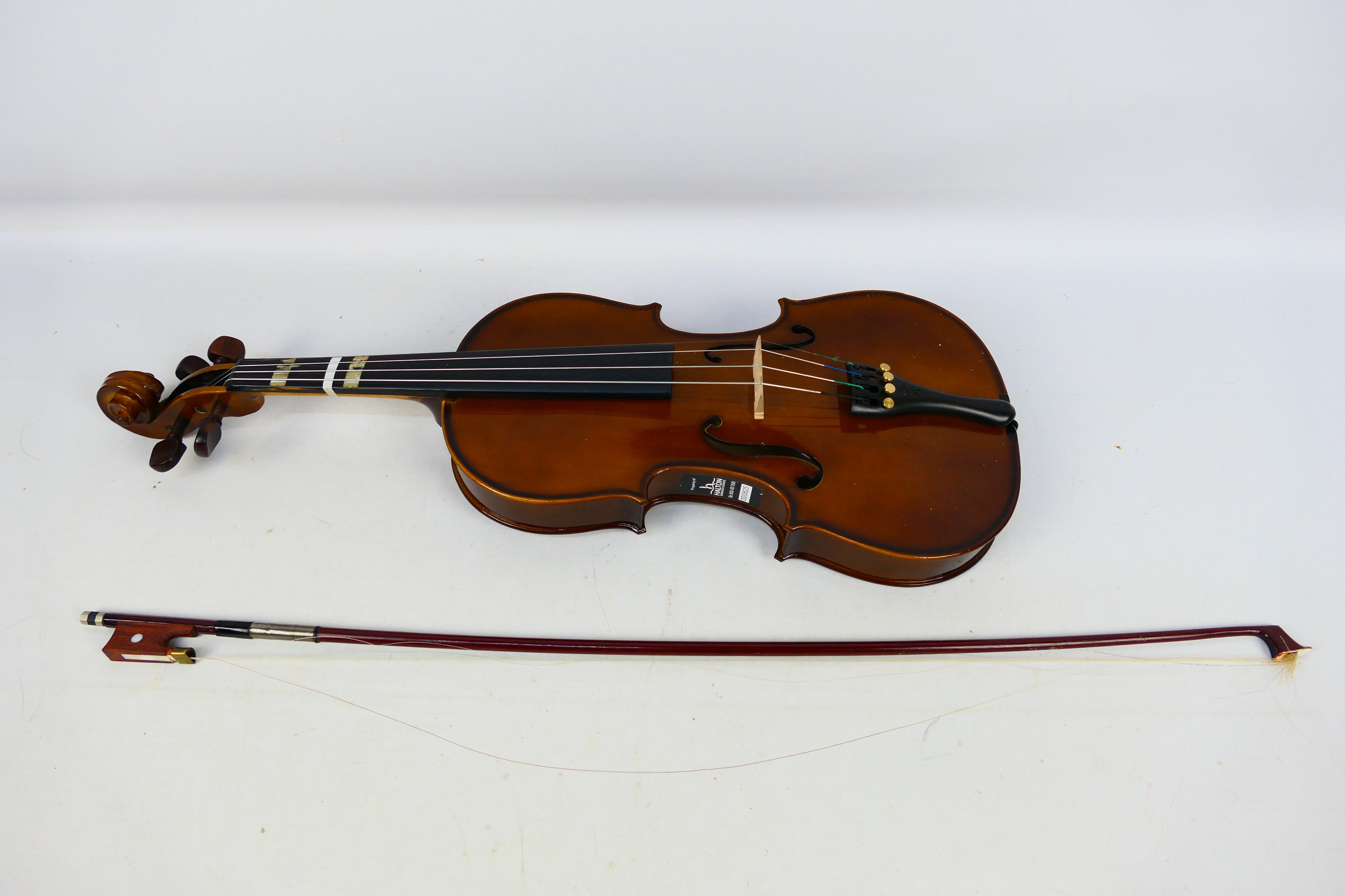 Two cased violins both Stentor Student I models, one with bow and contained in carry cases. [2]. - Bild 2 aus 3
