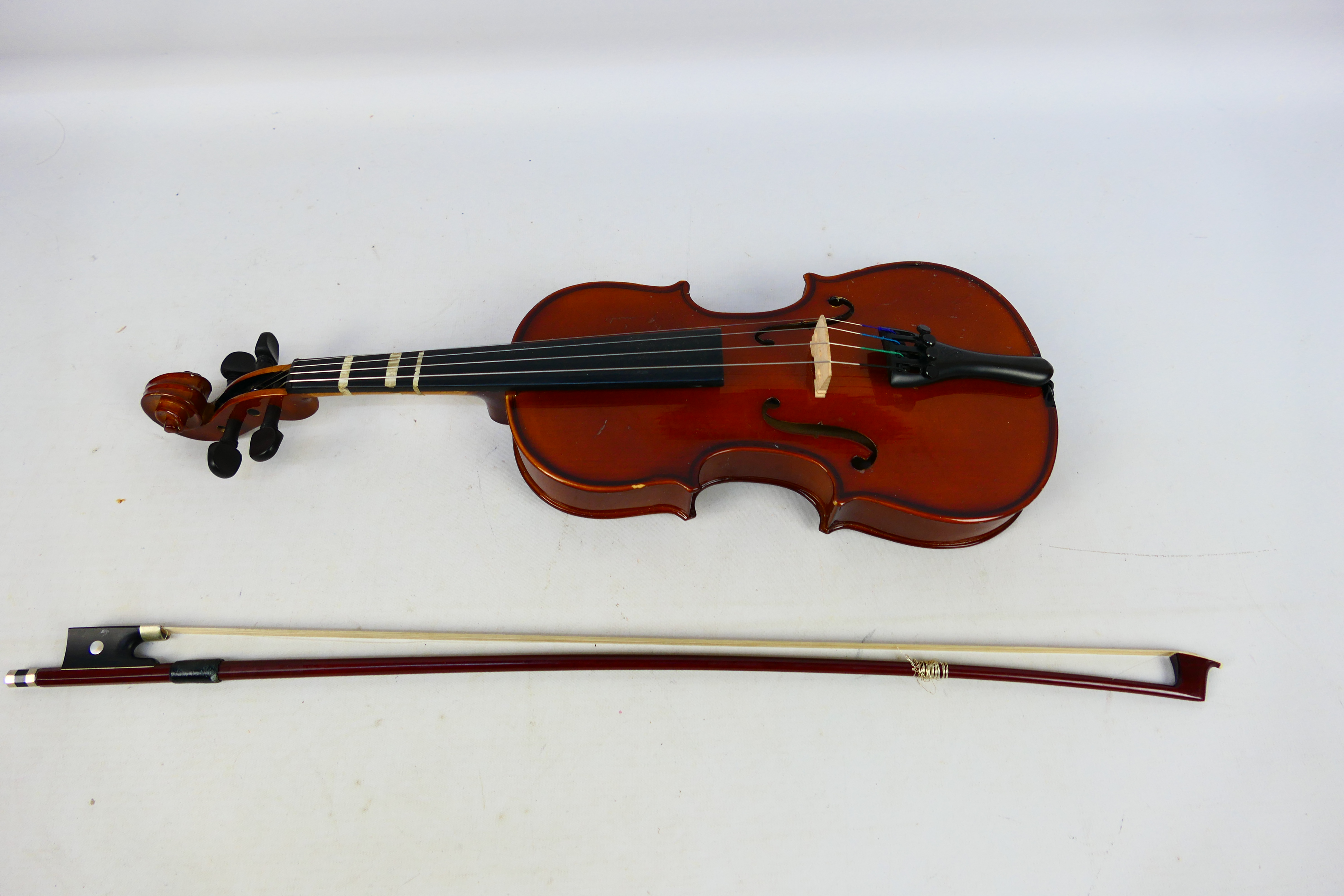 Two cased violins comprising two Stentor Student ST, both with bows and contained in carry cases. - Bild 3 aus 3