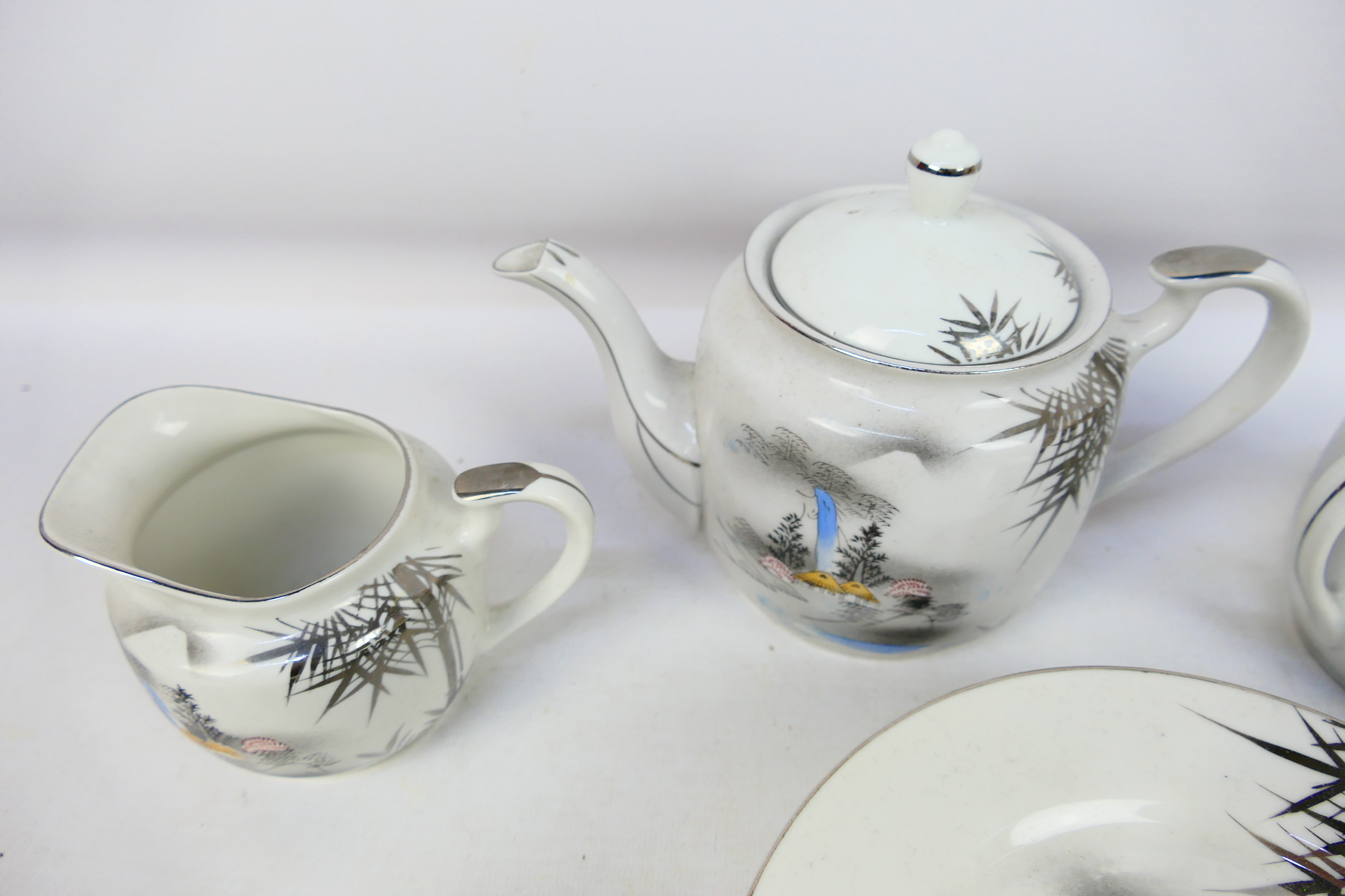 Kutani - A hand painted Japanese Kutani ceramic tea set - Lot includes cups, saucers, tea pot, - Image 3 of 8