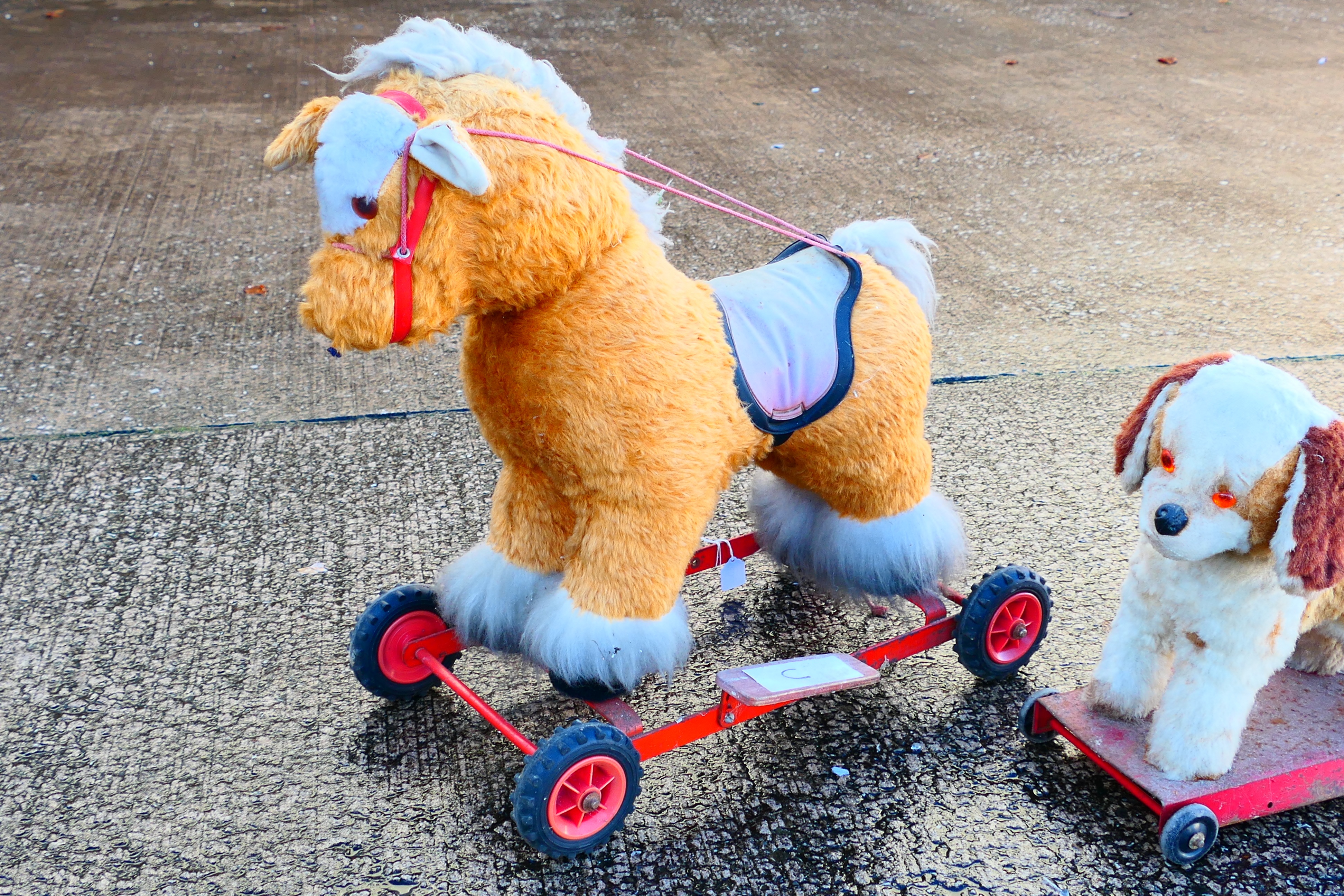 Two vintage unmarked children's push along toys, one of a Pony and one of a dog. - Bild 3 aus 3