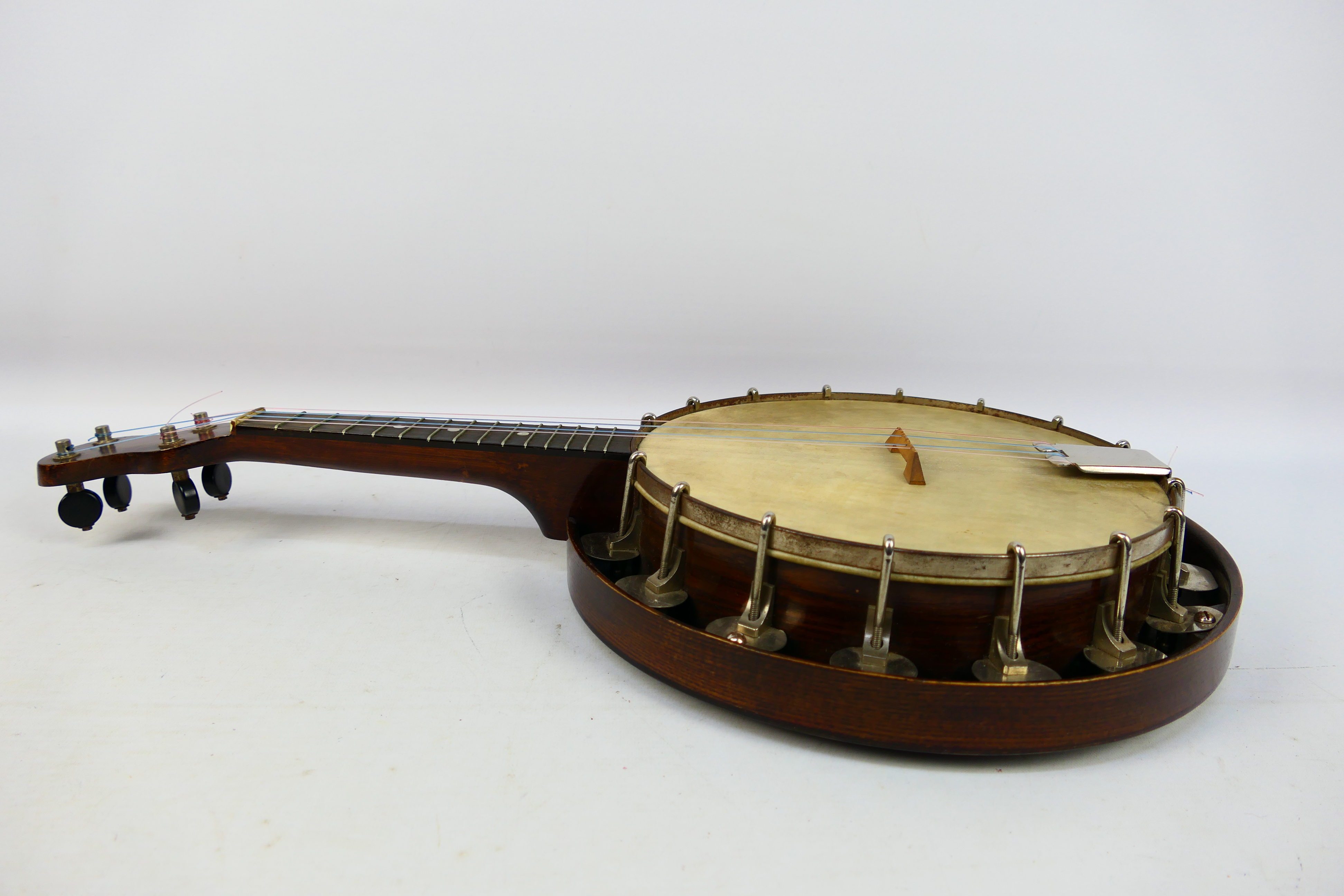 A vintage, four string banjolele, unknown maker, contained in fitted case. - Bild 3 aus 4