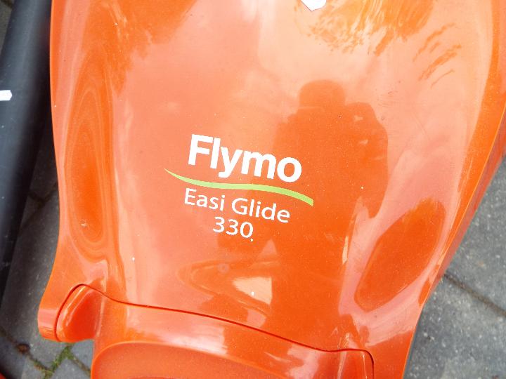 A Flymo Easi Glide 330 lawn mower and a Black and Decker leaf blower type 4 - Bild 3 aus 3