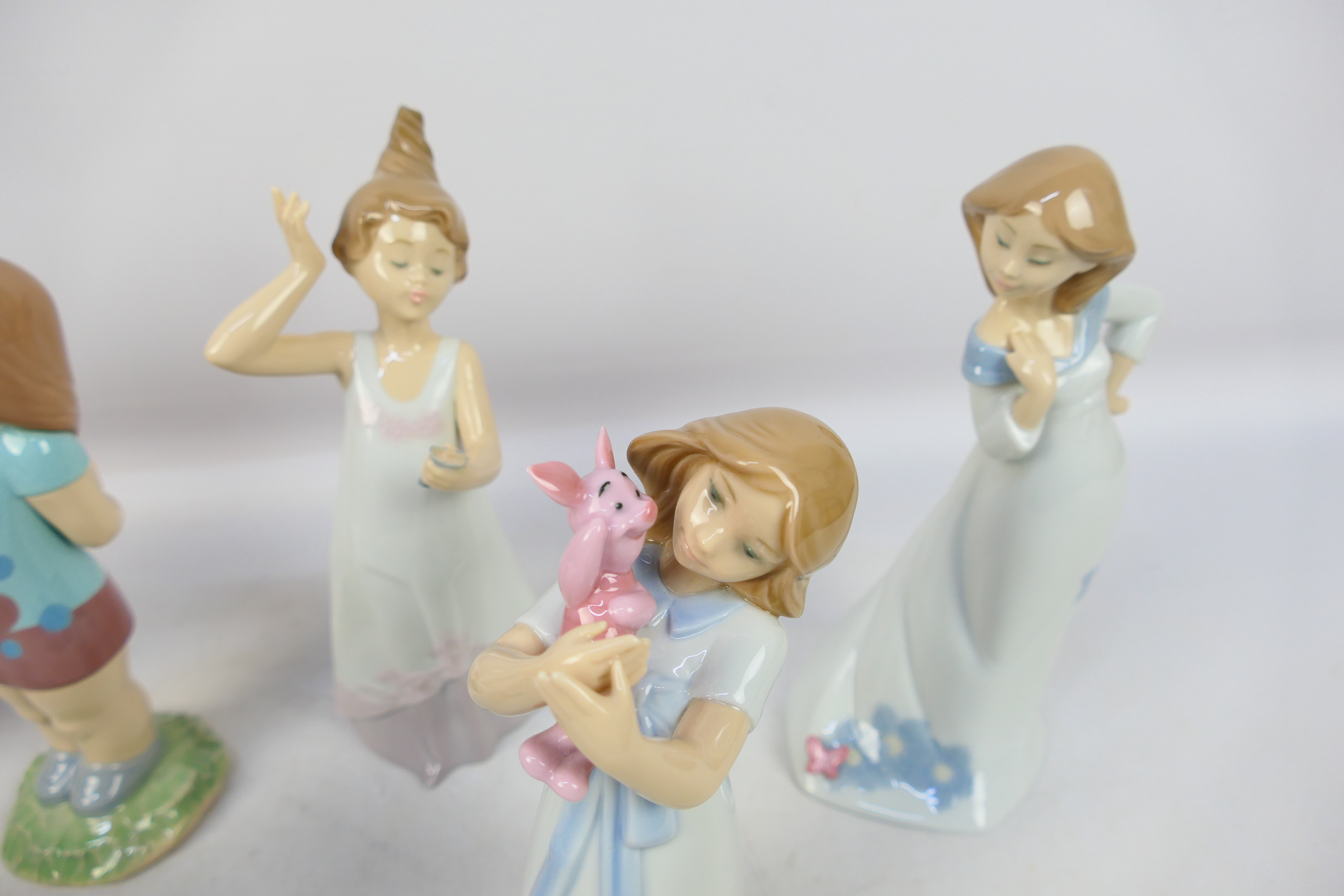 A collection of Nao figures including one Disney Collection example, - Image 2 of 6