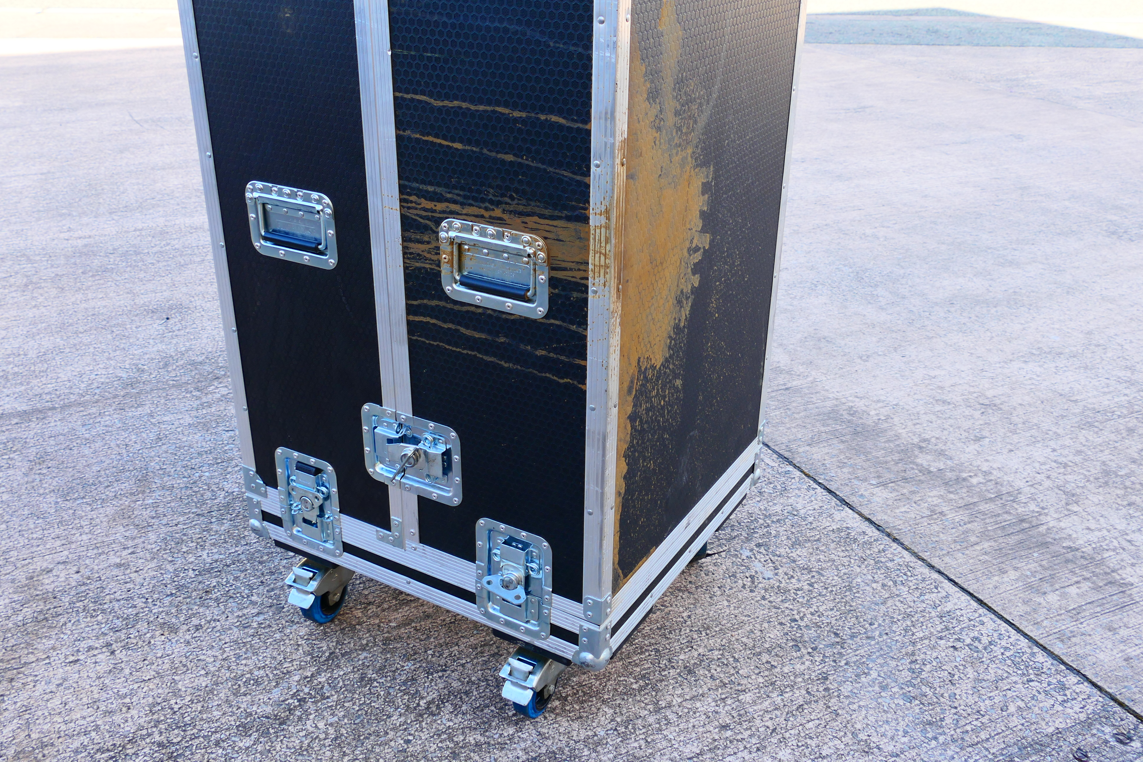 A professional flight case, raised on ca - Image 2 of 6