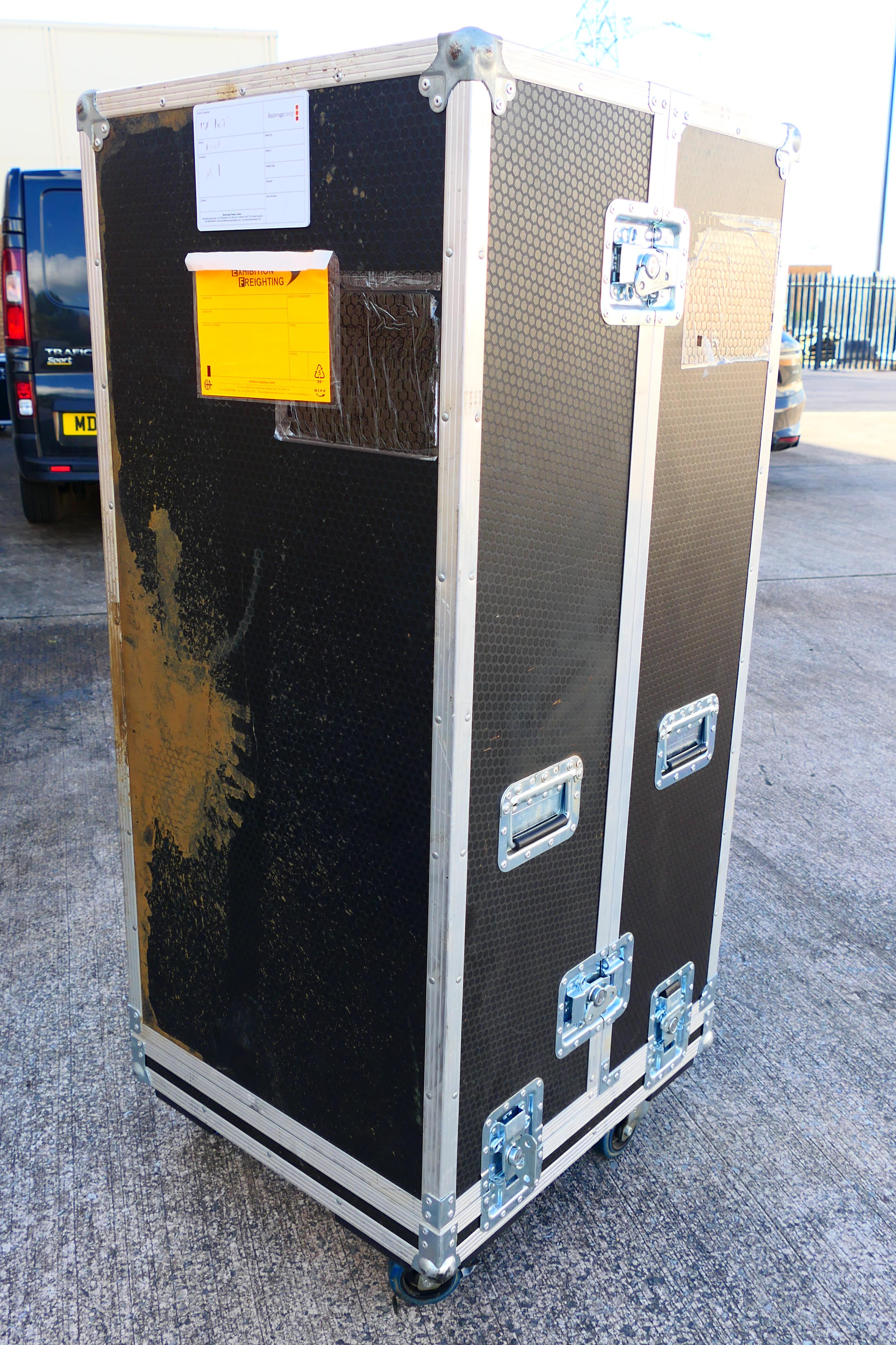 A professional flight case, raised on ca - Image 4 of 6