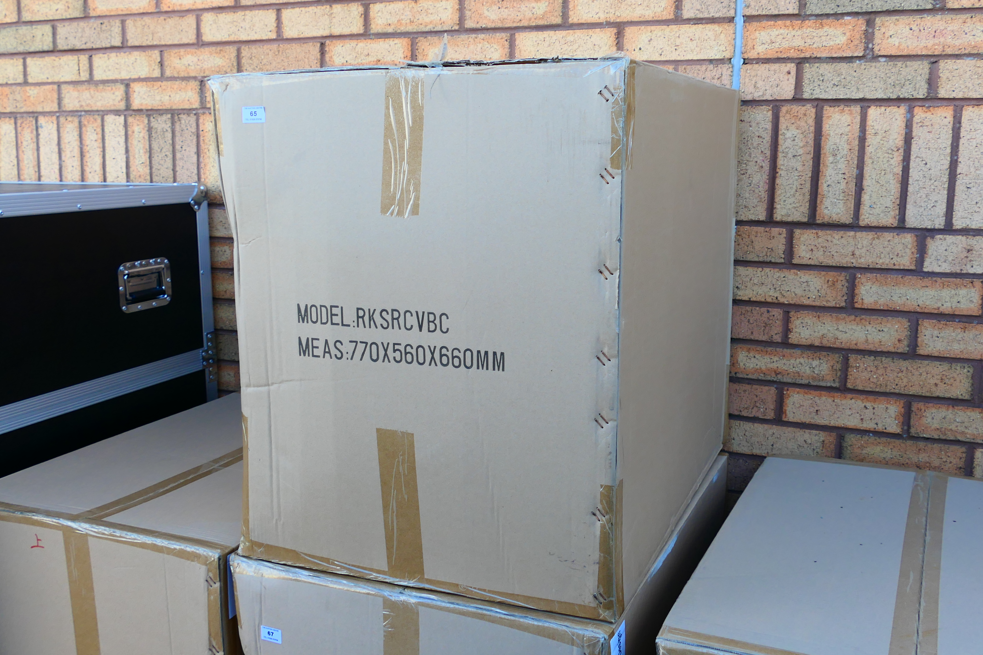 An unused professional flight case, model RKSRCVBC, measuring 77 cm x 56 cm x 66 cm,