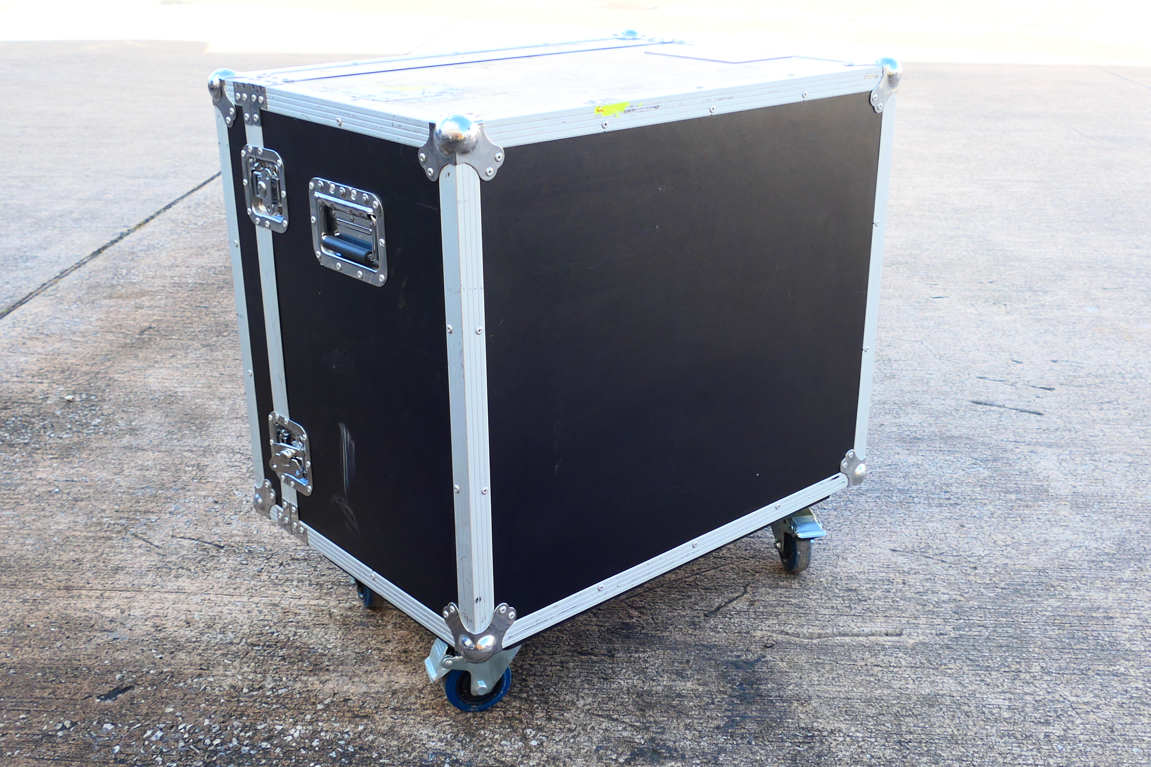 A medium sized professional flight case, raised on castors, approximately 75 cm x 74.5 cm x 52.5 cm. - Image 3 of 5