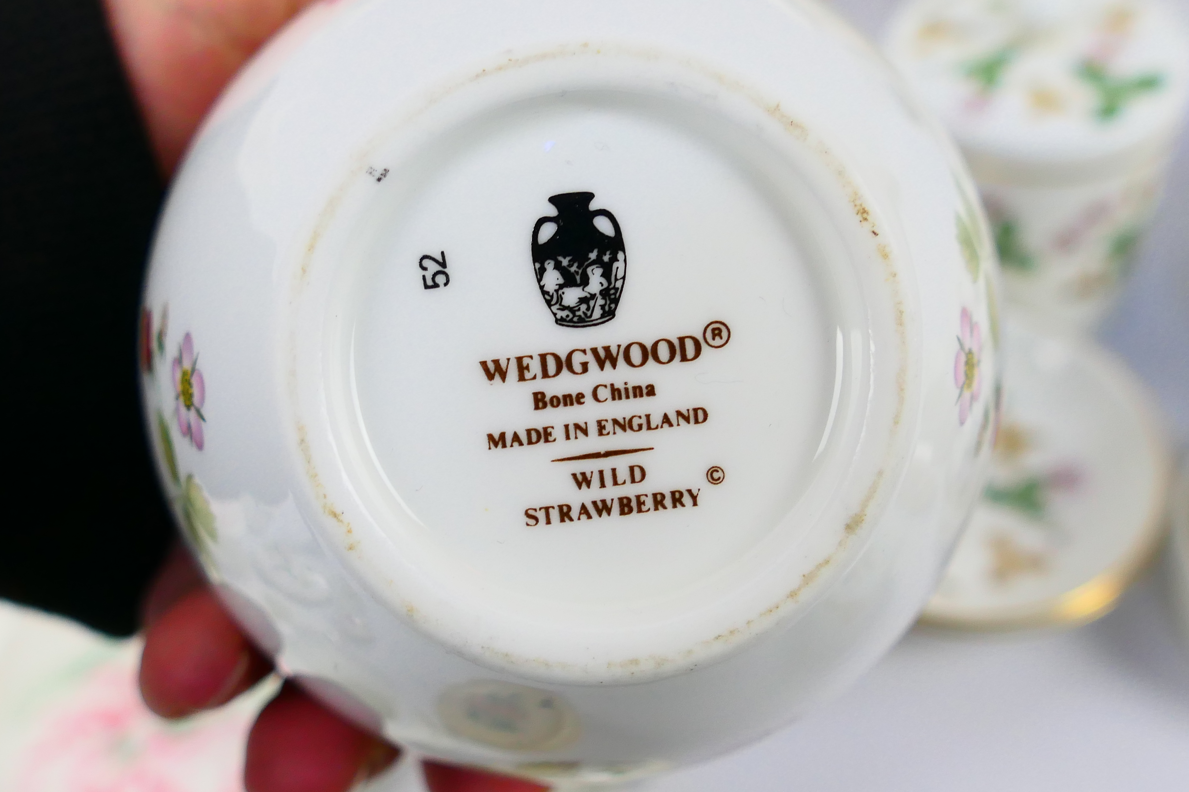 A collection of decorative ceramic wares to include Wedgwood Wild Strawberry, Aynsley and similar. - Bild 7 aus 8