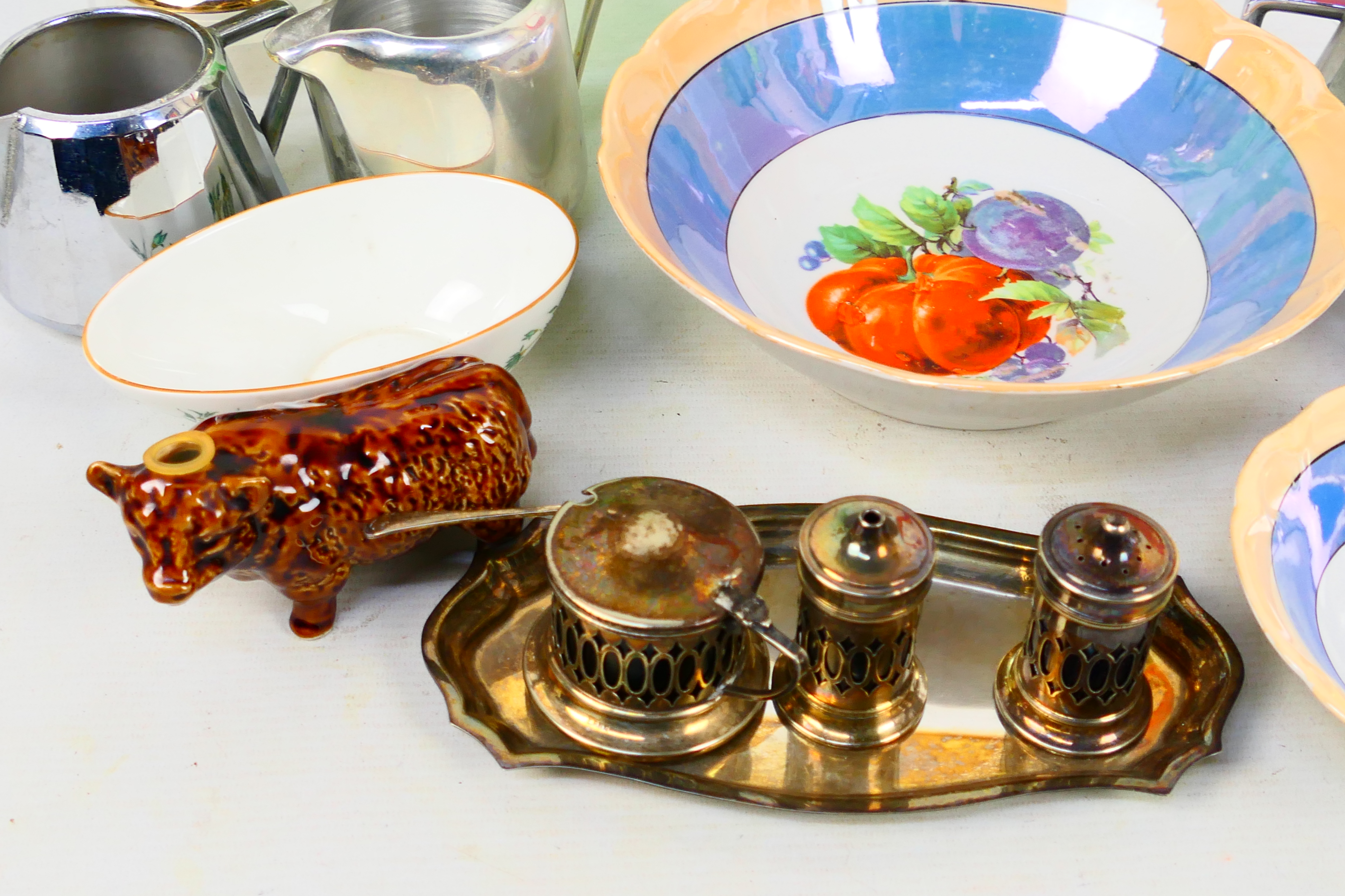 A mixed lot to include plated ware, ceramics, glassware and other. - Image 5 of 6