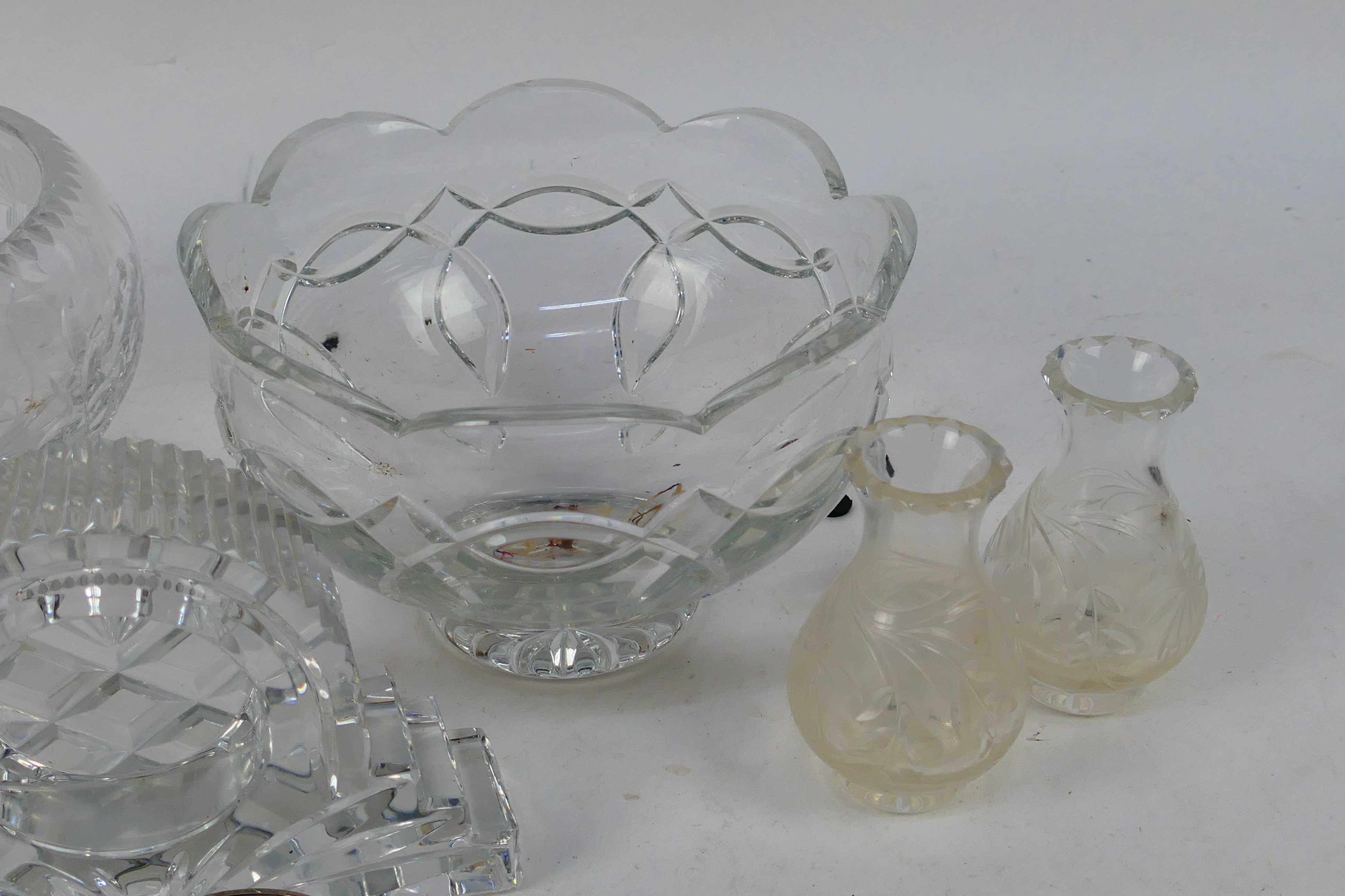 Two crystal bowls, two crystal bud vases and a Waterford Crystal clock. - Image 4 of 4