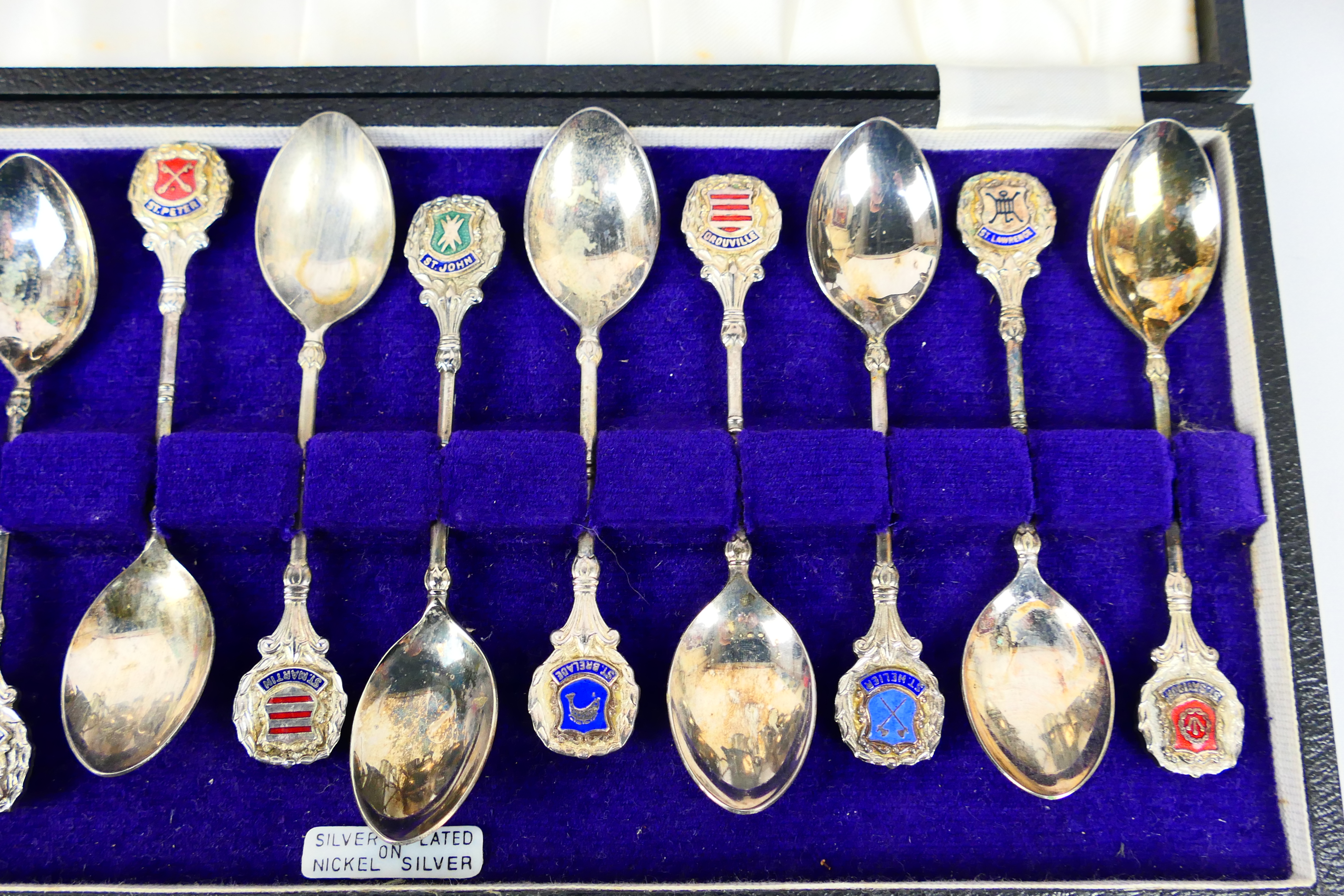 A collection of metal ware comprising plated and pewter, part cased. - Image 6 of 6
