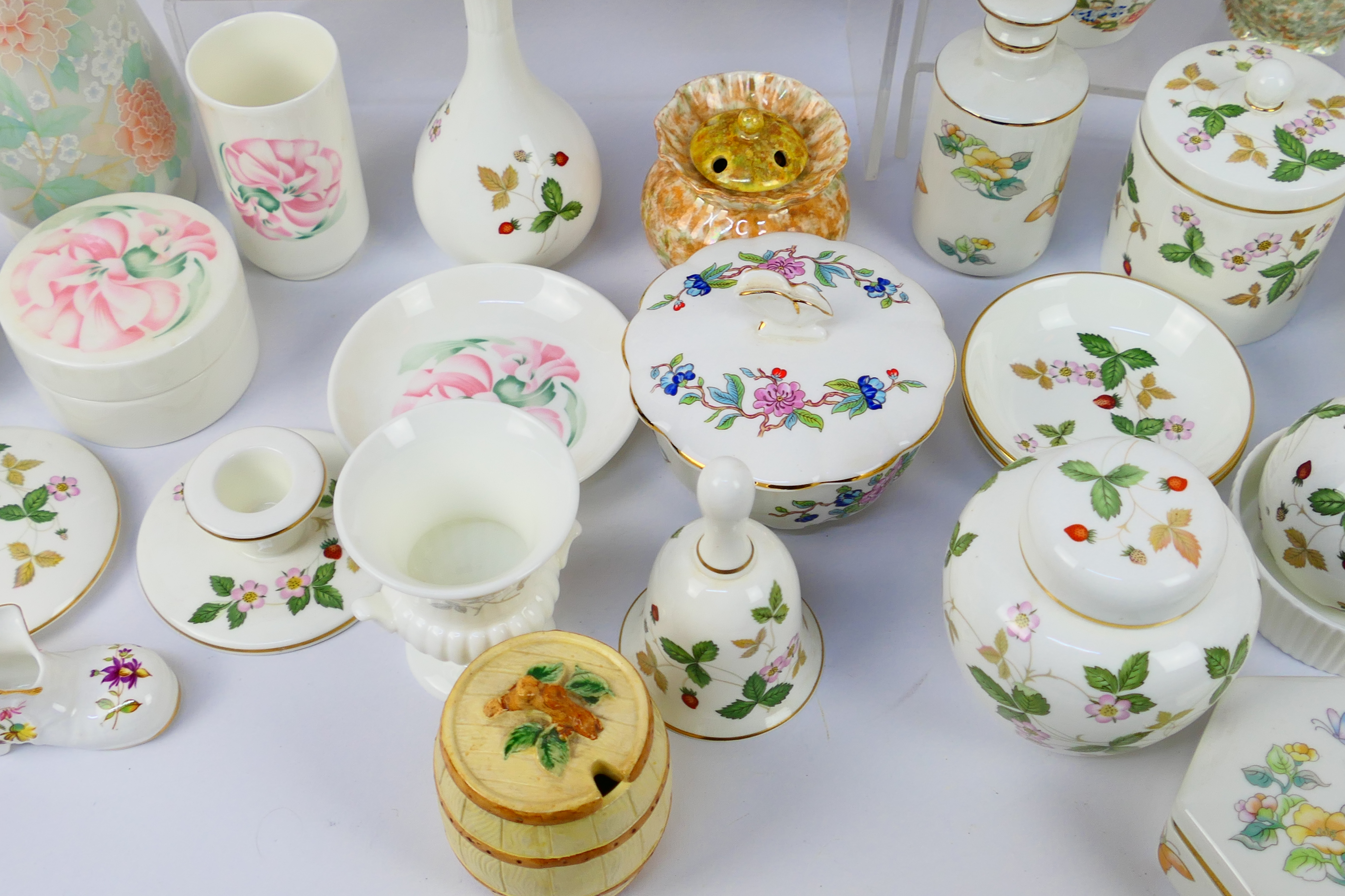 A collection of decorative ceramic wares to include Wedgwood Wild Strawberry, Aynsley and similar. - Bild 5 aus 8