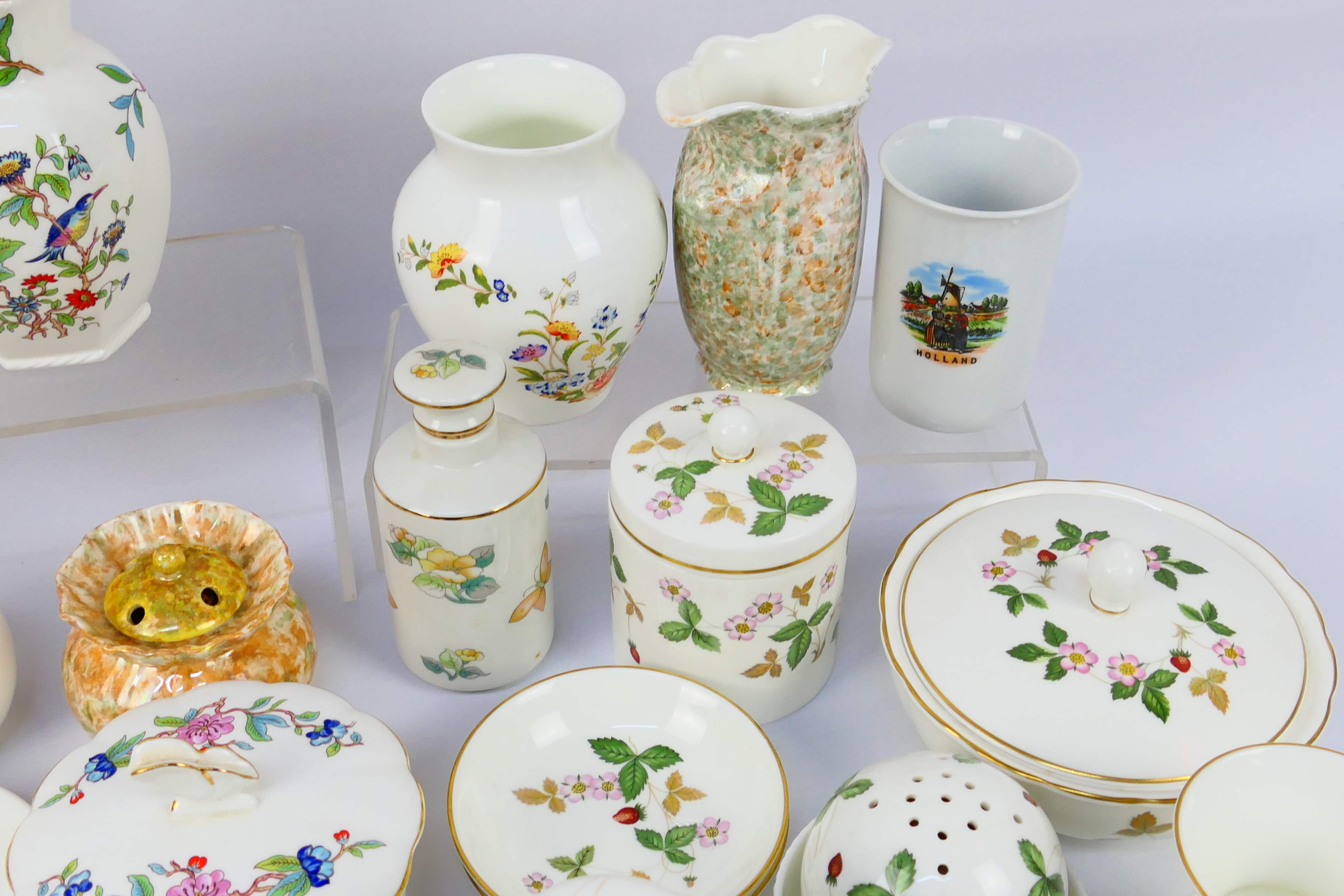 A collection of decorative ceramic wares to include Wedgwood Wild Strawberry, Aynsley and similar. - Image 4 of 8