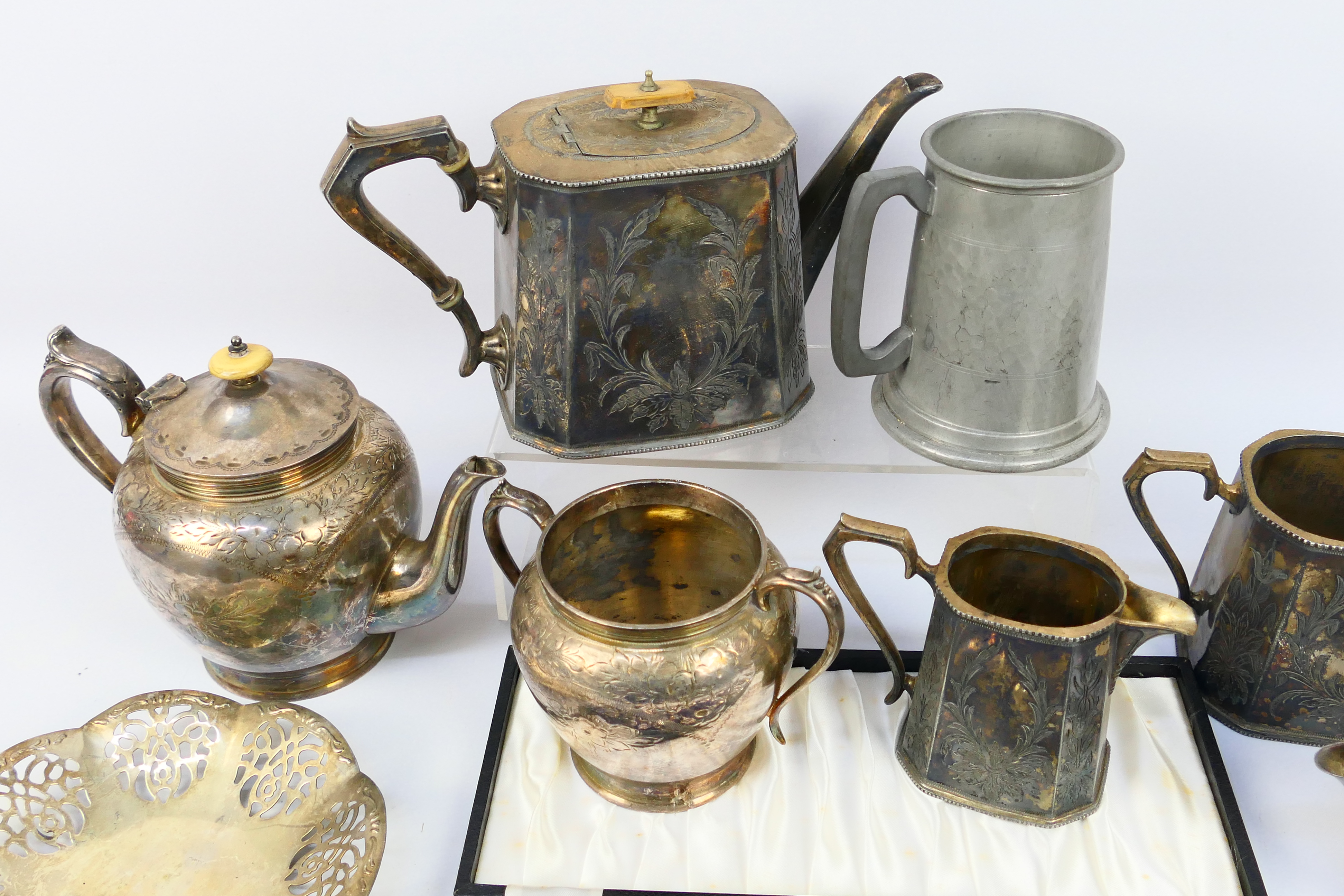 A collection of metal ware comprising plated and pewter, part cased. - Image 2 of 6