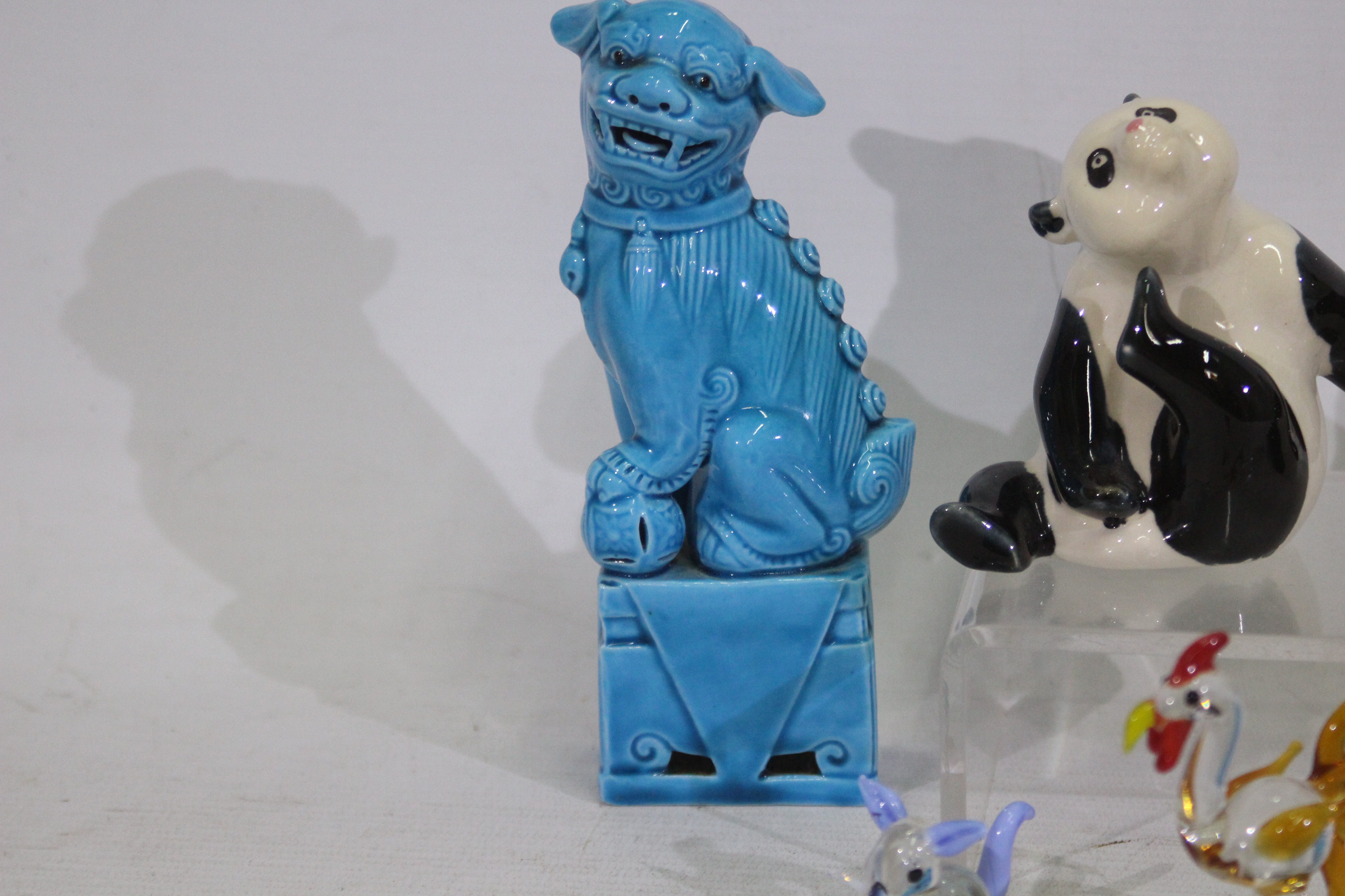A lot including a Chinese blue mounted Fu dog. 3 x Chinese ceramic pandas. - Image 2 of 4