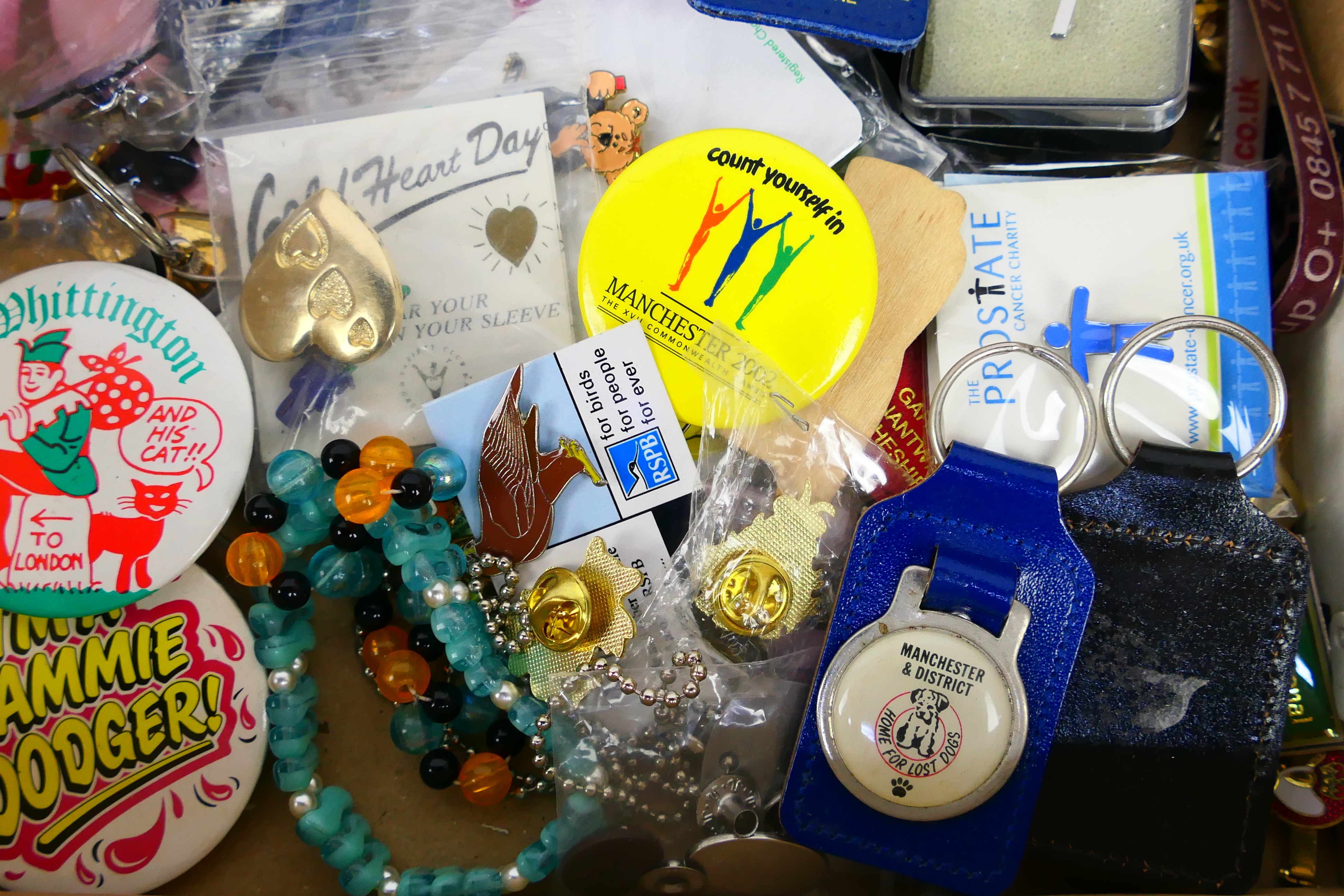 A collection of various pin badges, keyrings, costume jewellery and other. - Image 6 of 7