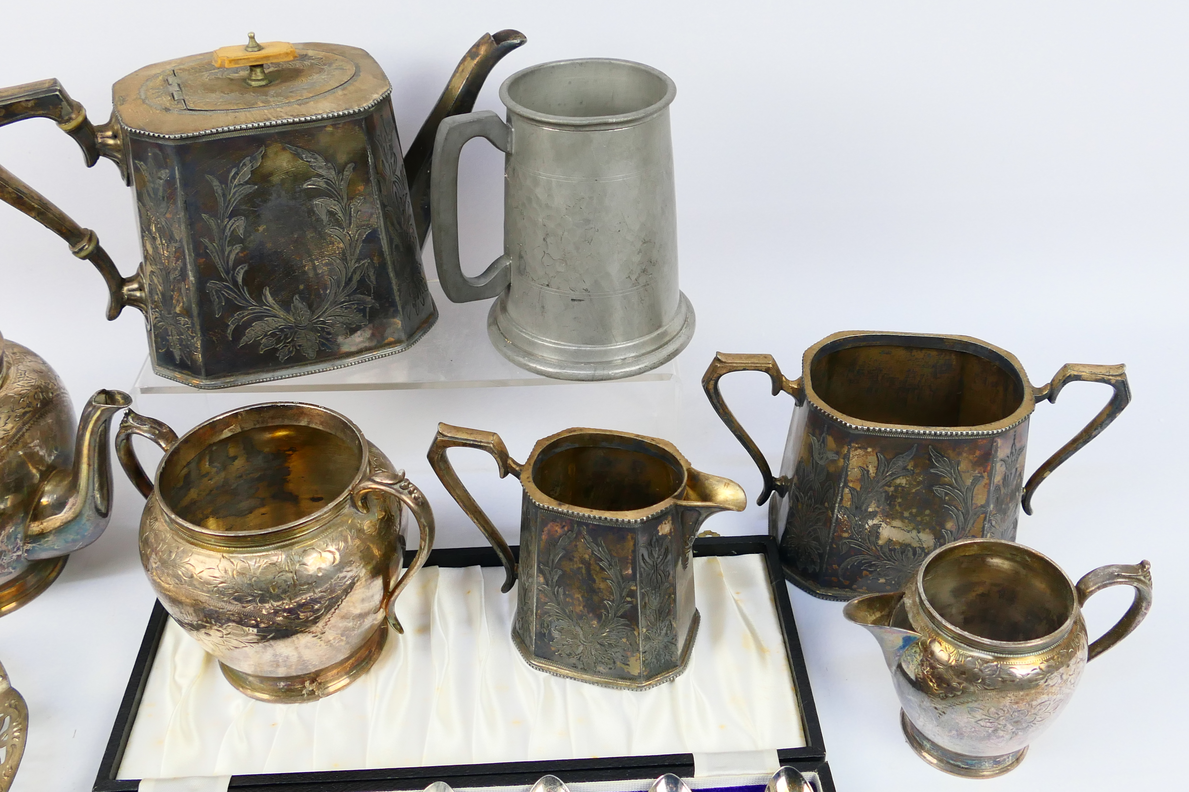 A collection of metal ware comprising plated and pewter, part cased. - Image 3 of 6