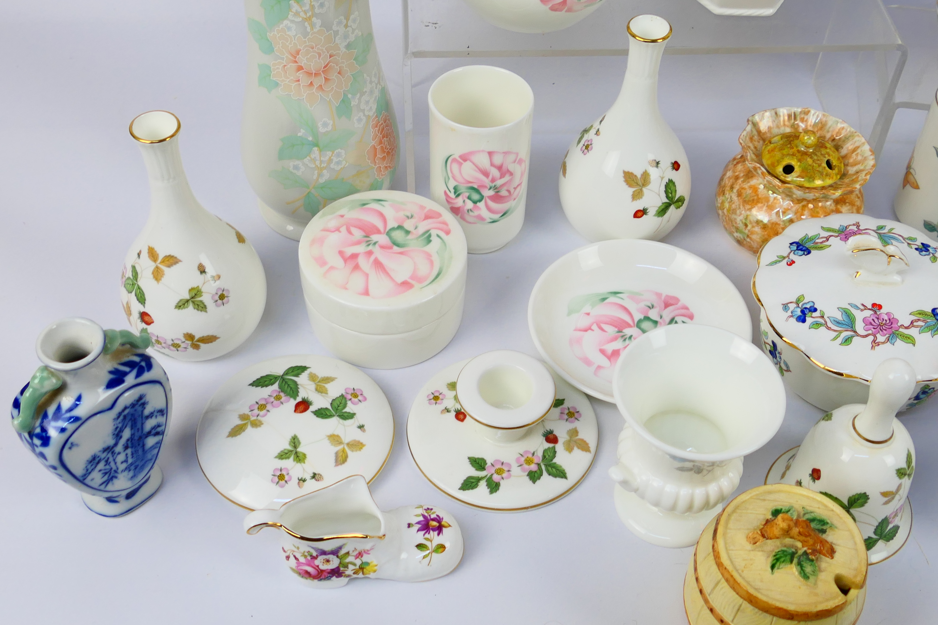 A collection of decorative ceramic wares to include Wedgwood Wild Strawberry, Aynsley and similar. - Bild 3 aus 8