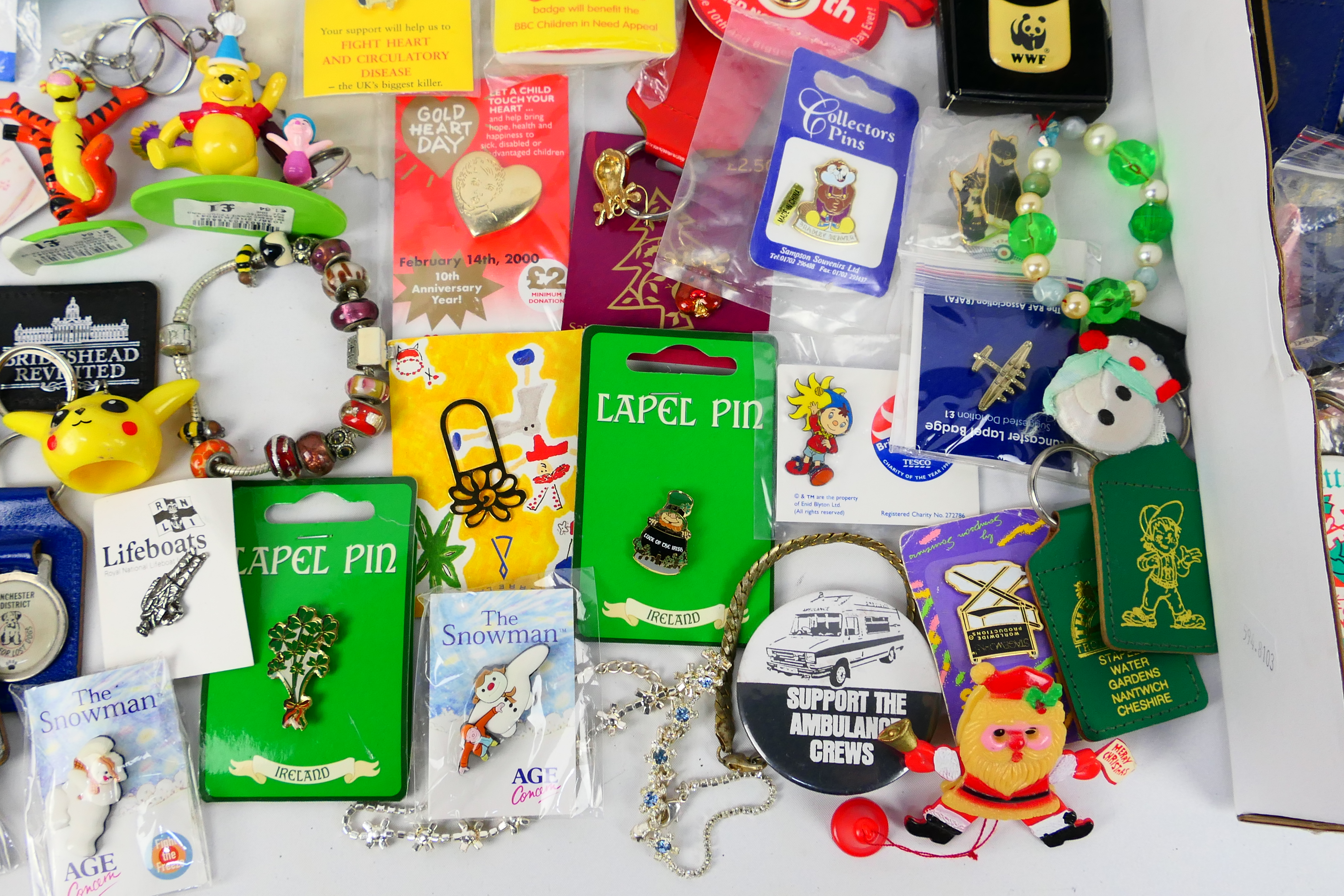 A collection of various pin badges, keyrings, costume jewellery and other. - Image 5 of 7