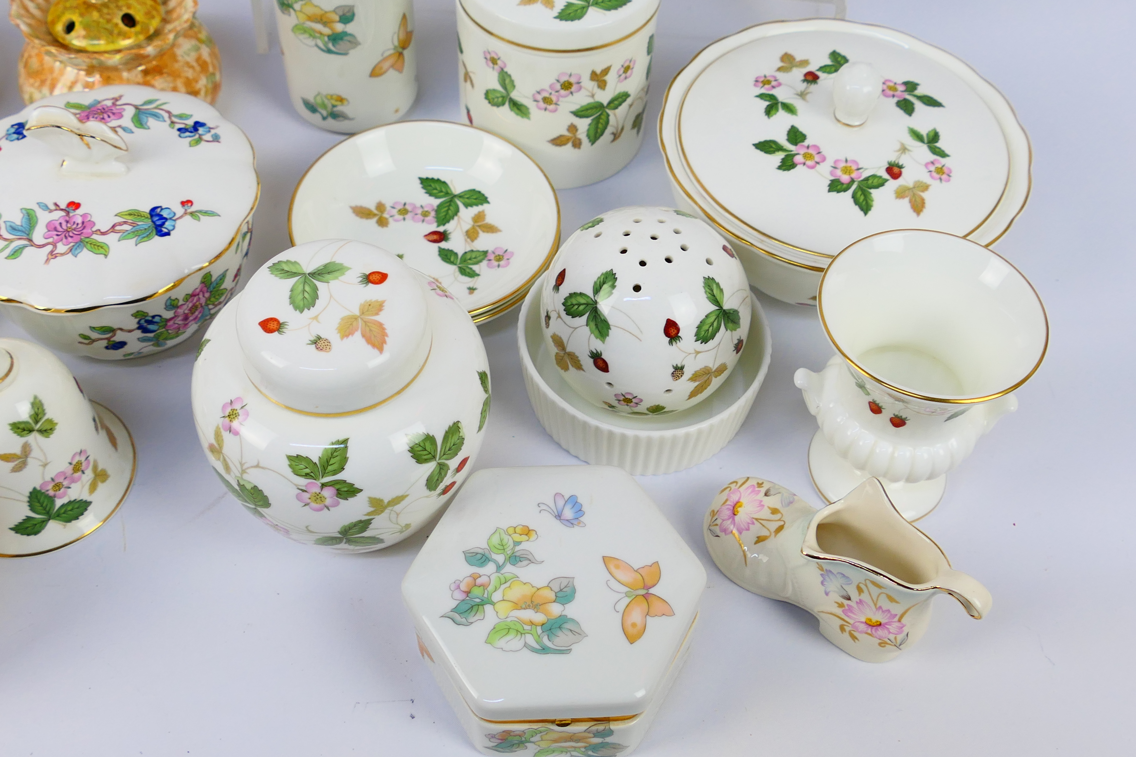 A collection of decorative ceramic wares to include Wedgwood Wild Strawberry, Aynsley and similar. - Bild 6 aus 8