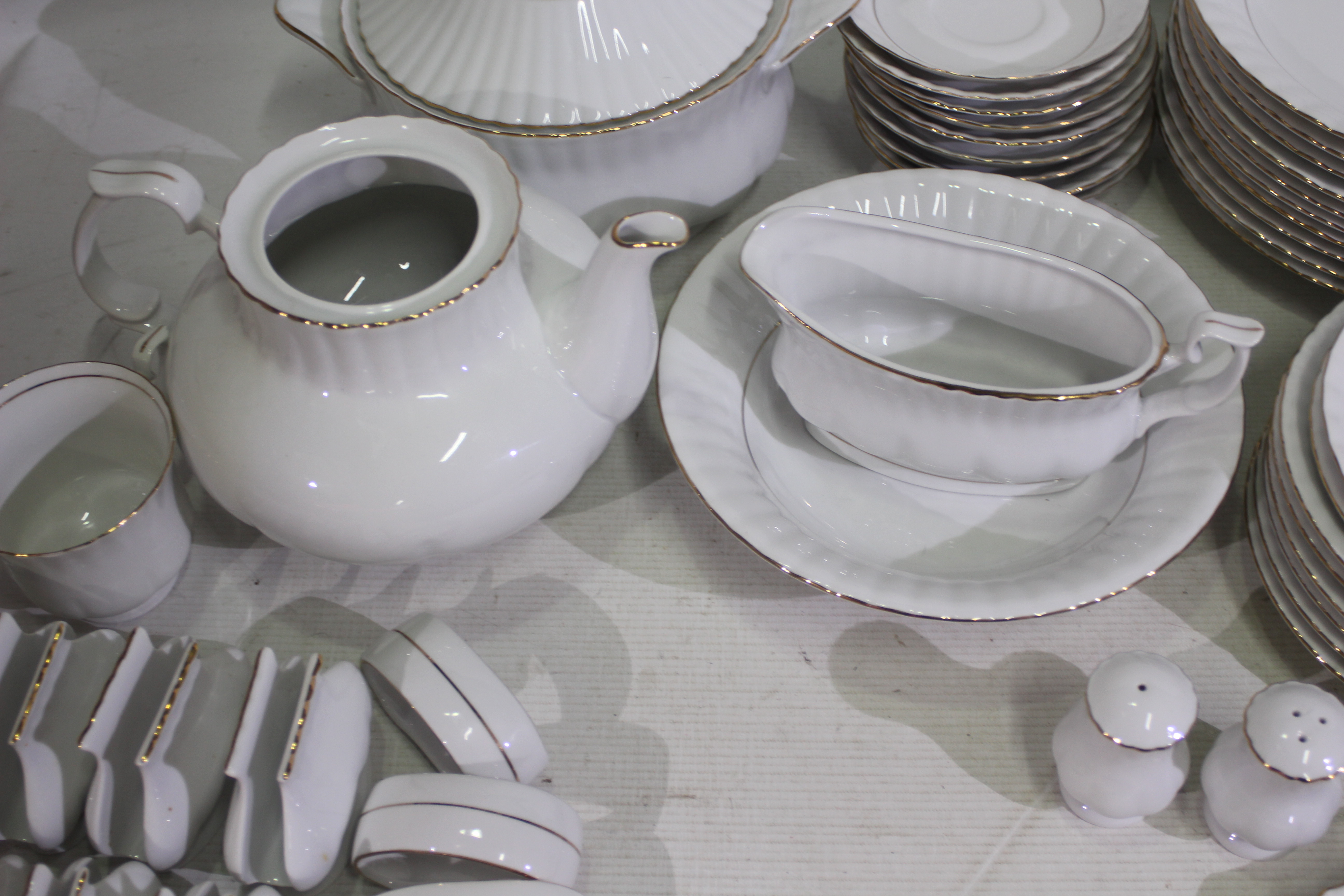 Chodziez - A white Chodziez tea service - In excess of 80 pieces. One saucer is cracked. - Image 2 of 5