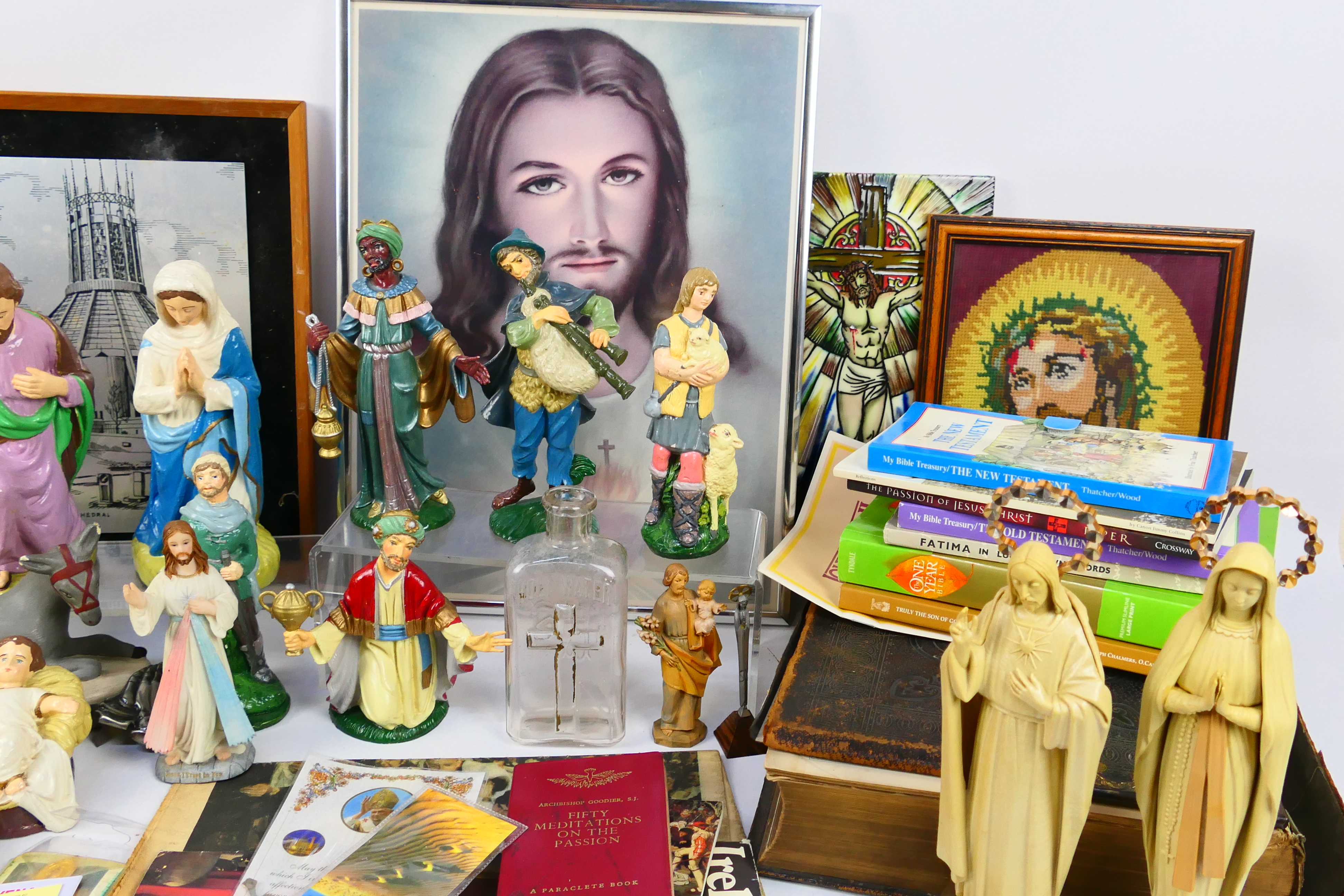 A collectible lot of religious Christian - Image 6 of 8