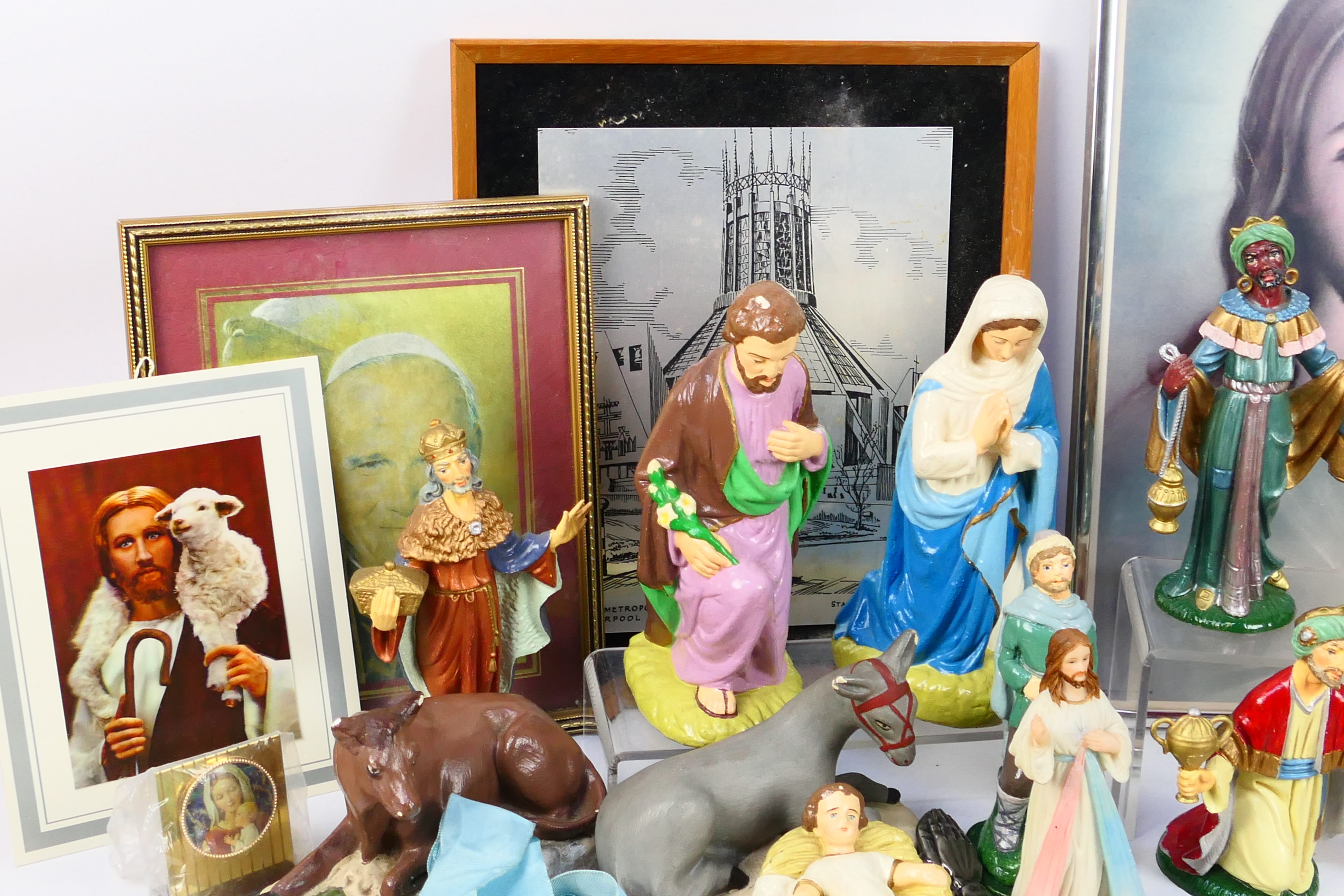 A collectible lot of religious Christian - Image 2 of 8