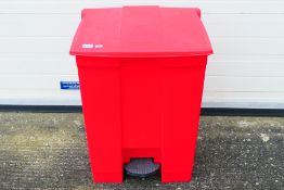 Rubbermaid - A red odorless Rubbermaid f