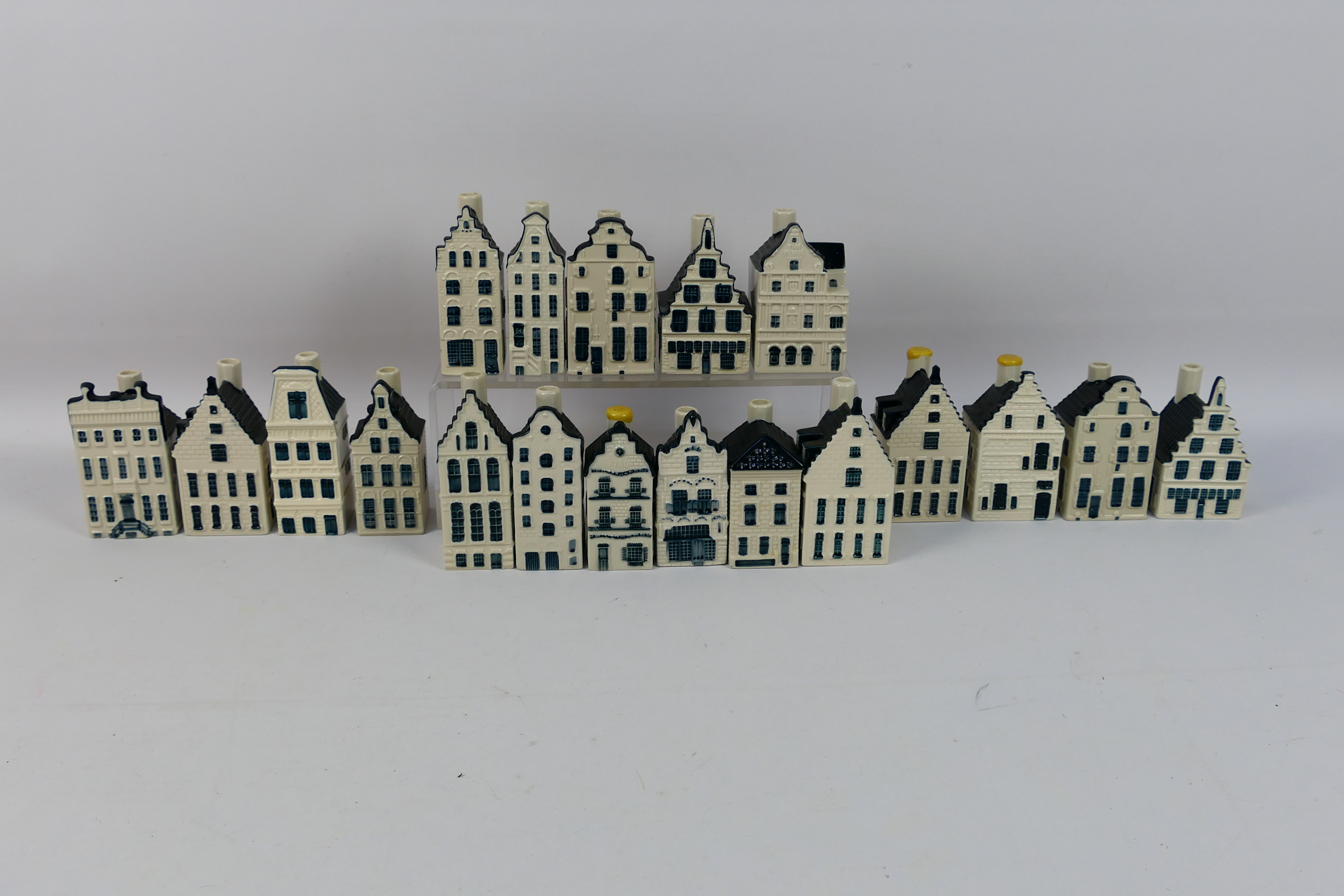 Bols - KLM - 19 x ceramic Dutch houses -