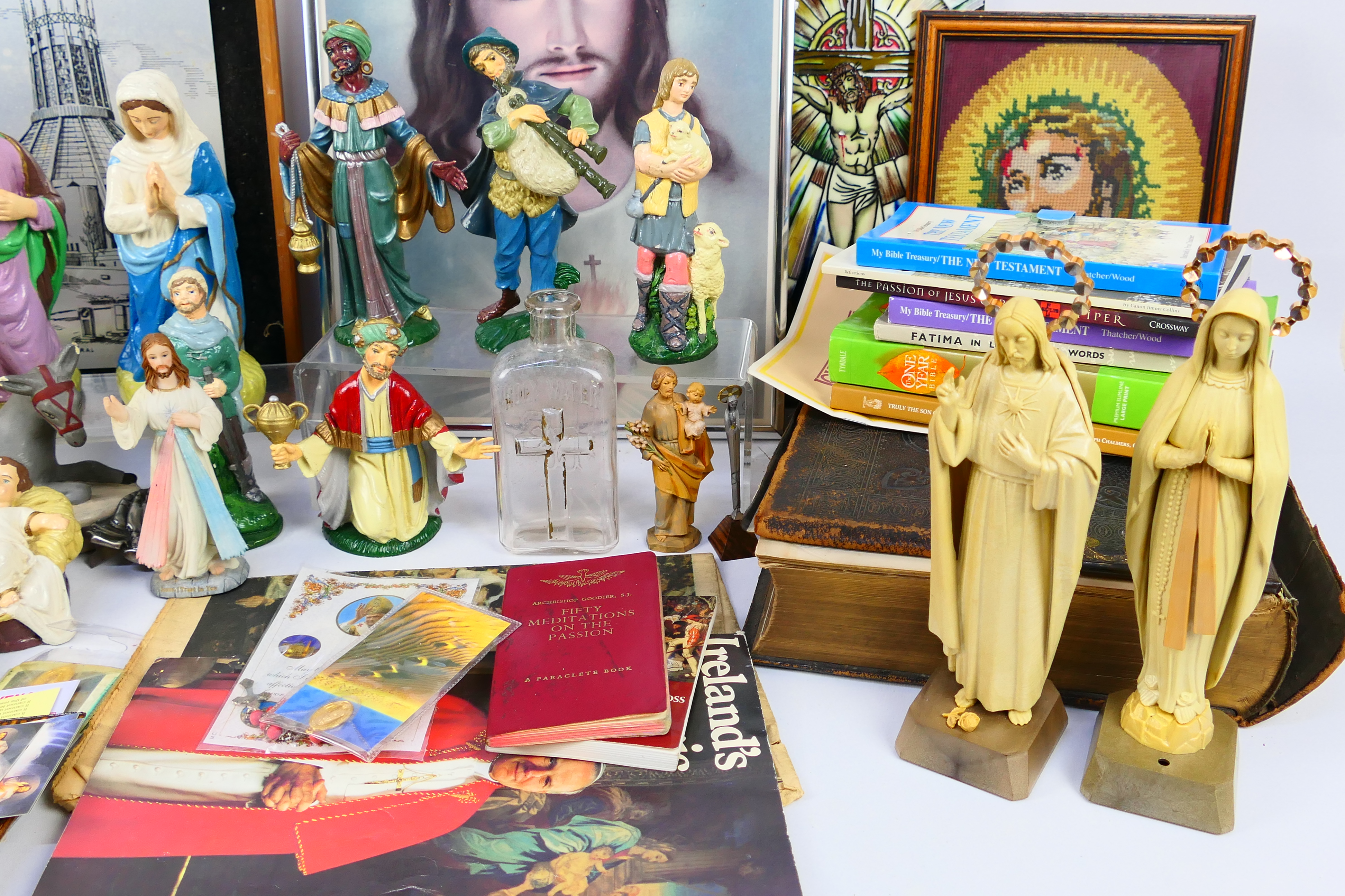 A collectible lot of religious Christian - Image 5 of 8