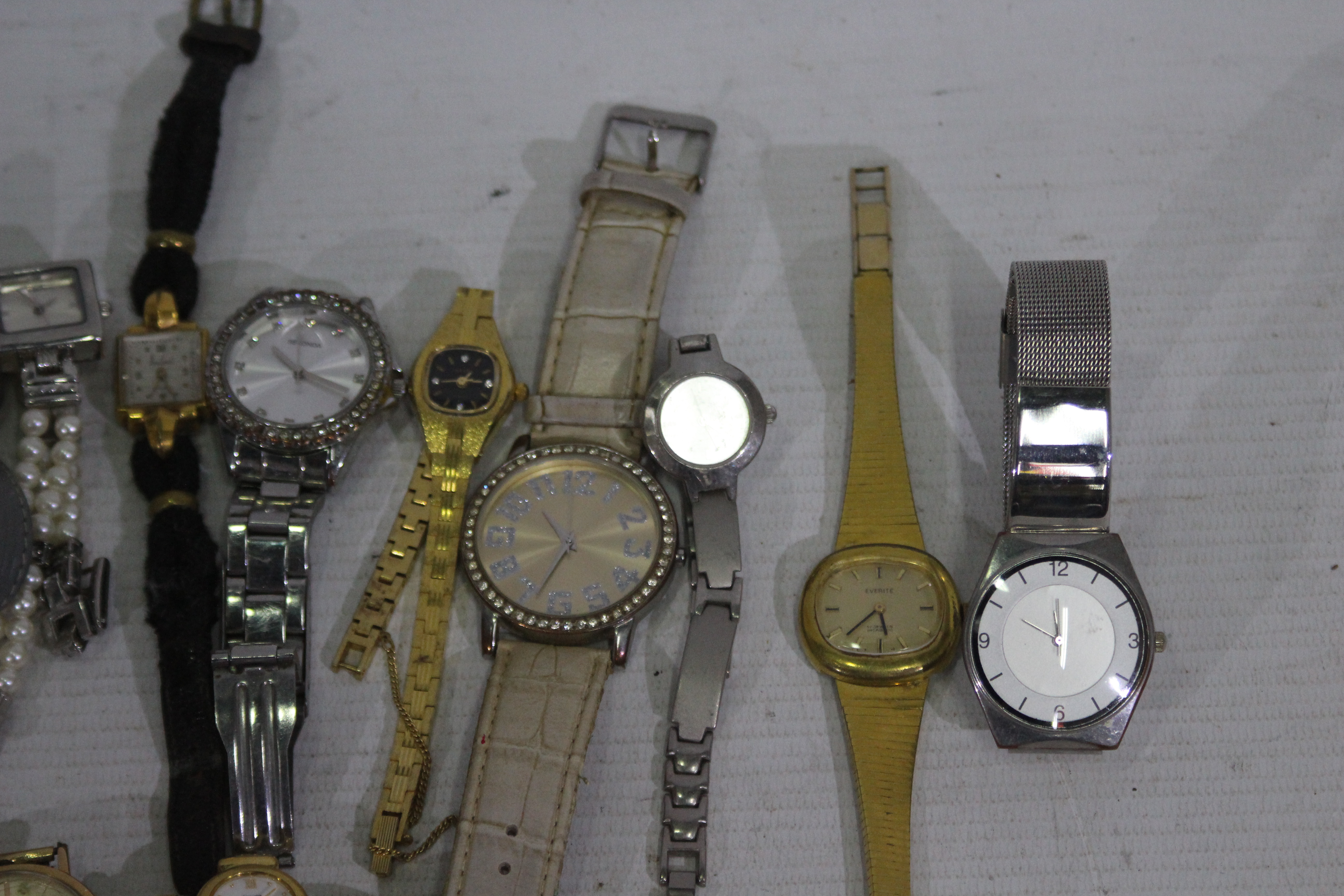 A collection of men's and women's wrist - Bild 2 aus 4