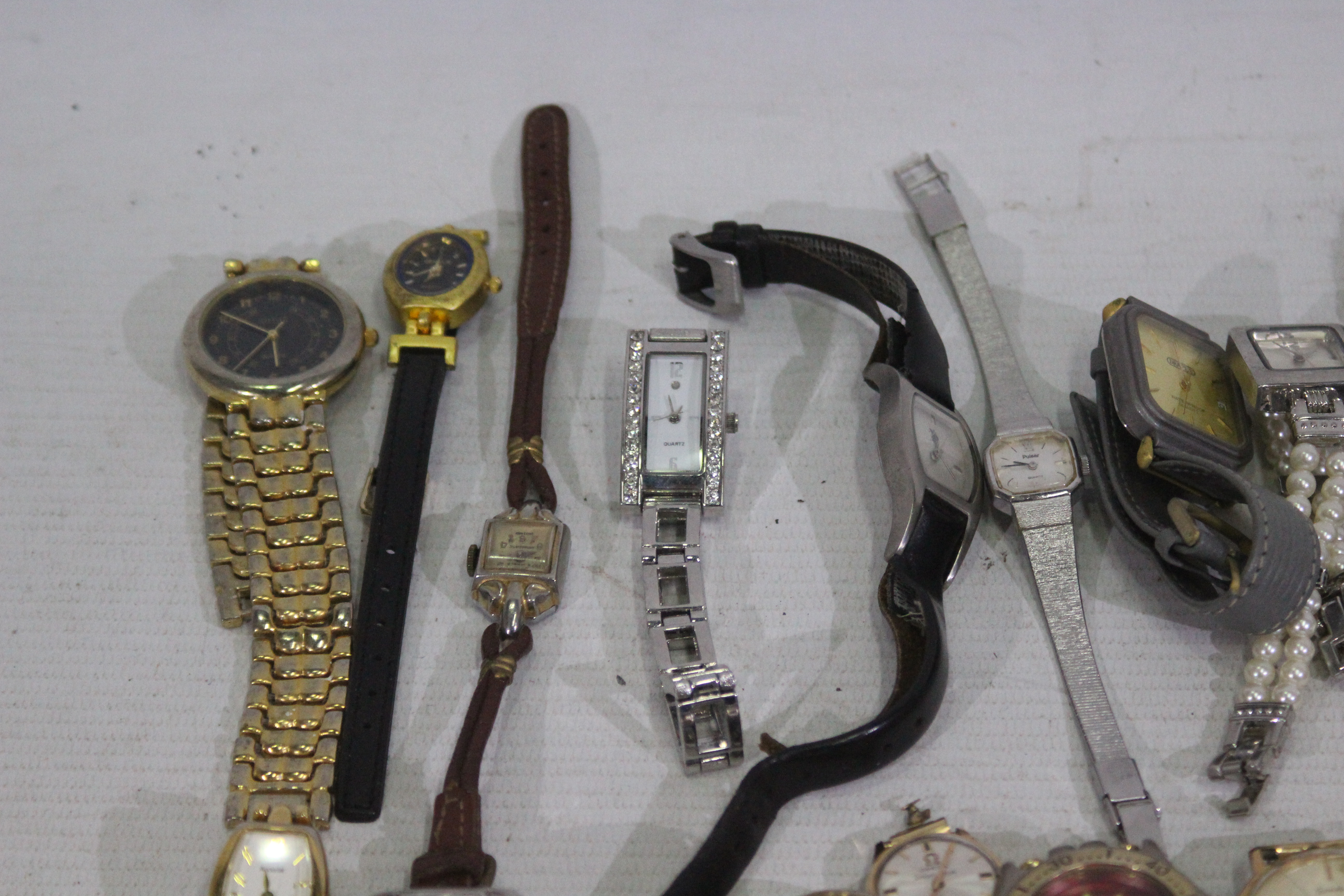 A collection of men's and women's wrist - Bild 4 aus 4