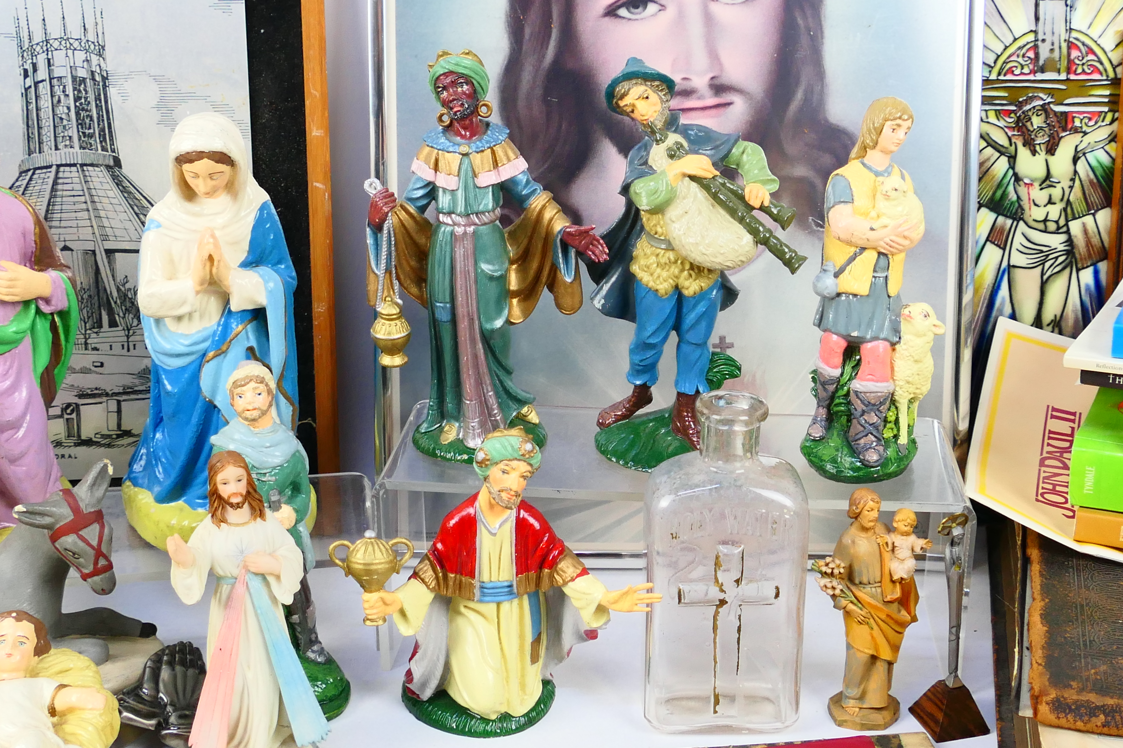 A collectible lot of religious Christian - Image 4 of 8