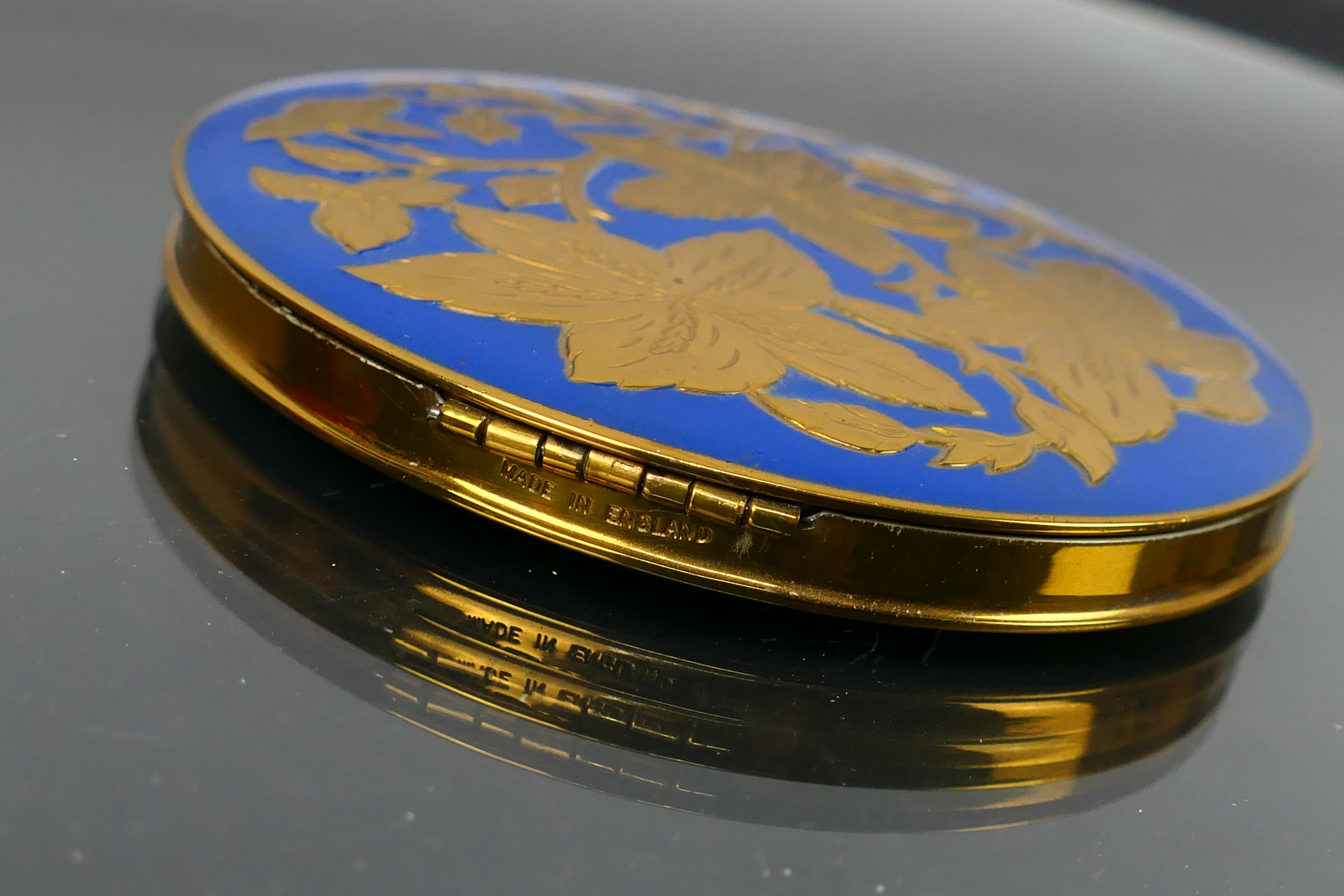 A boxed vintage Pygmalion 1949 gilt metal and enamel powder compact. Made in England. - Image 4 of 8
