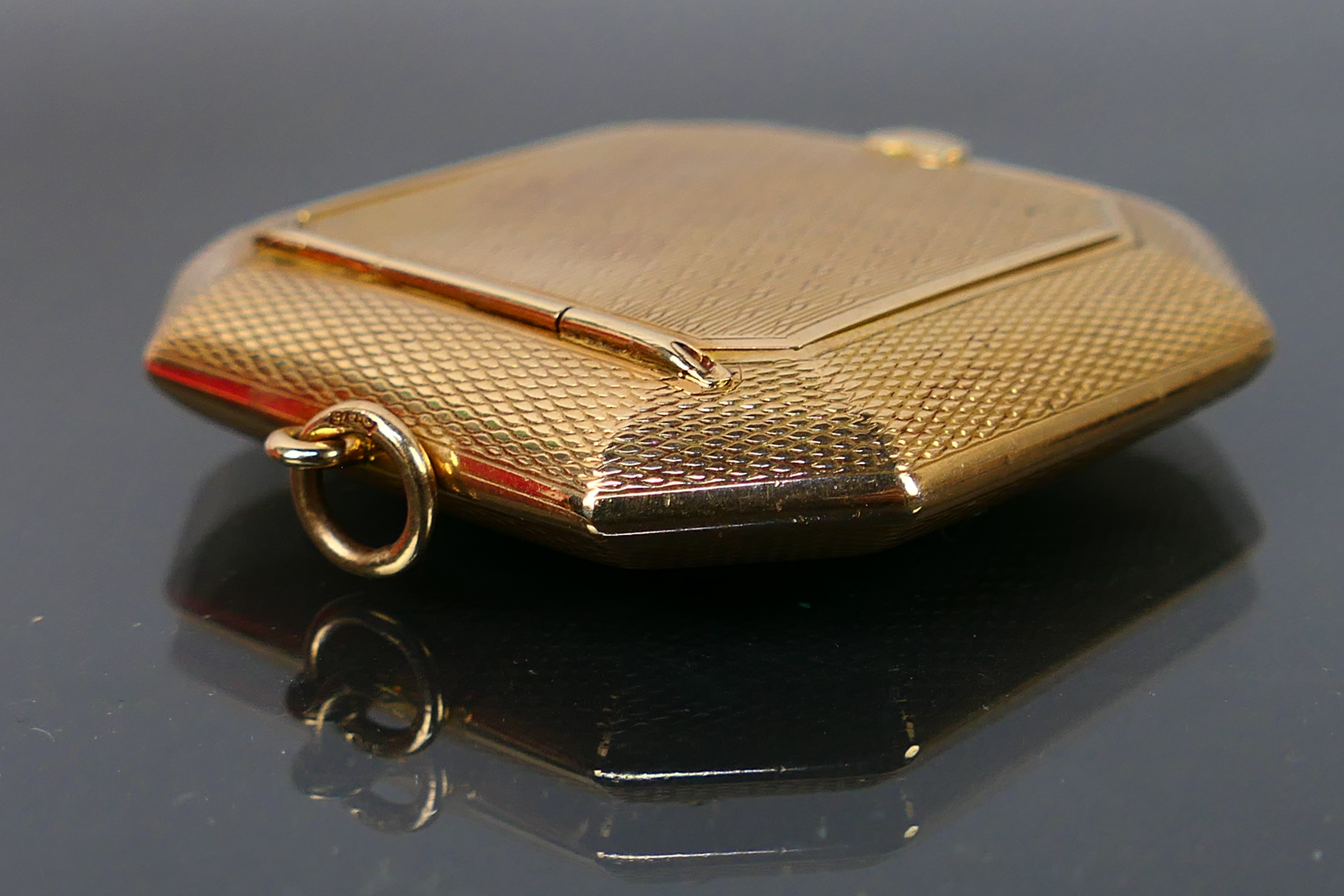 A 9ct gold powder compact engine turned with an interior mirror and powder compartment. 22.6 grams. - Image 5 of 7