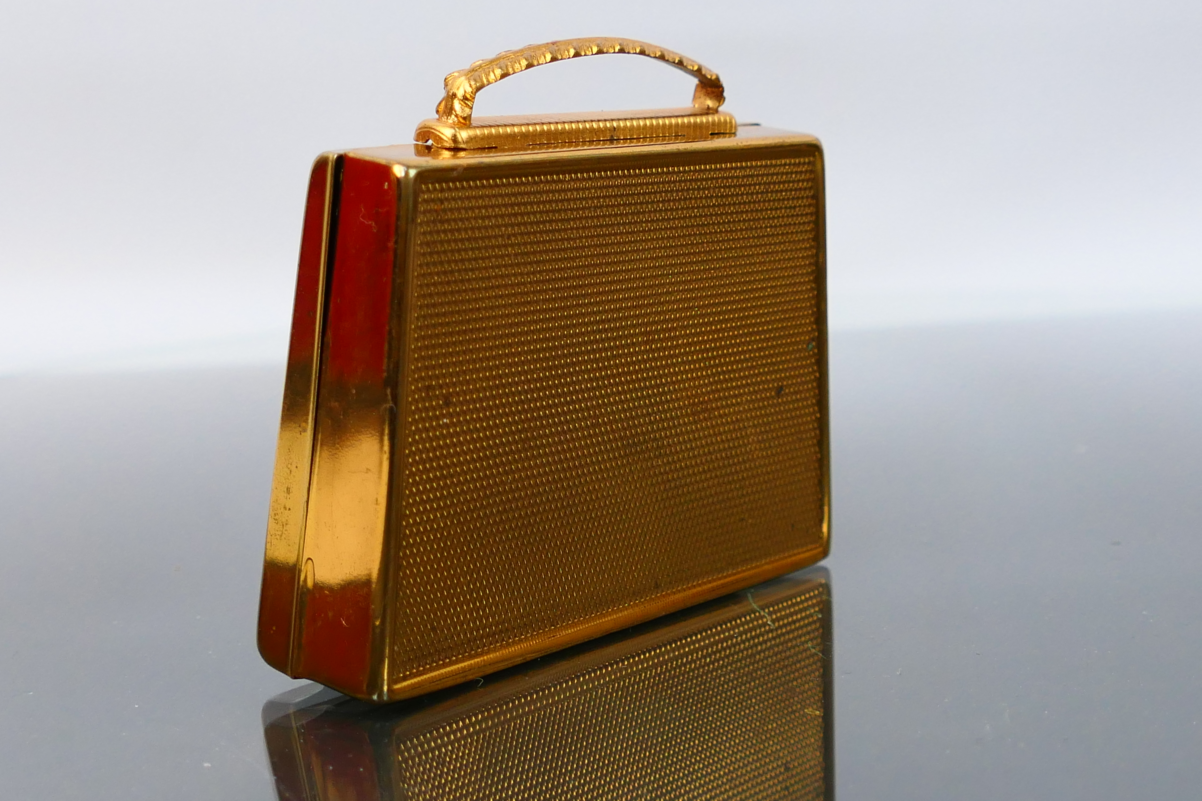 A mid-century Mascot ASB pearl lid musical powder compact. Musical notes when key is turned. - Image 5 of 11