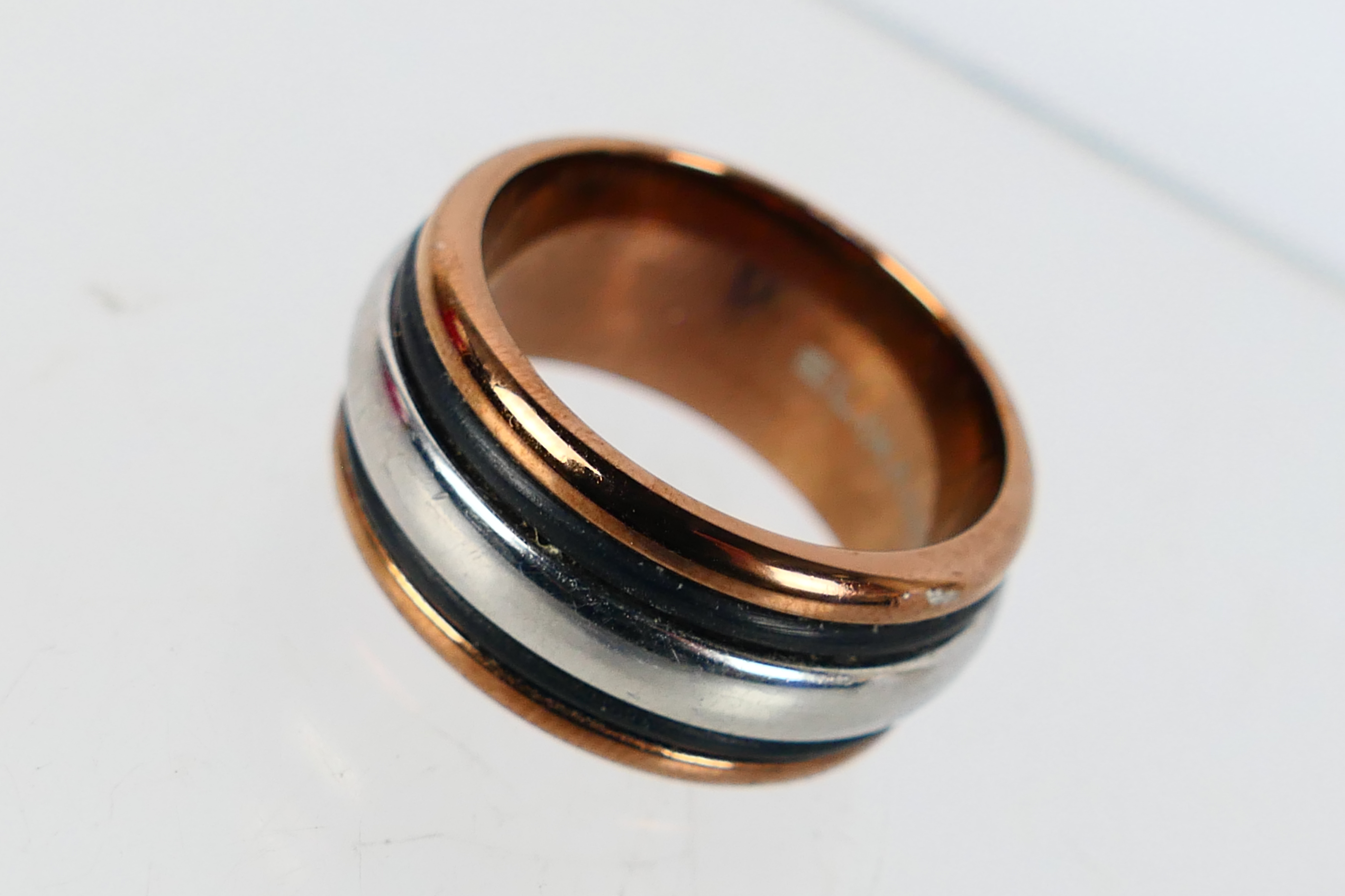 Swarovski, Elixa - A stainless steel Elixa rose gold coloured ring within a Swarovski box. - Image 2 of 4