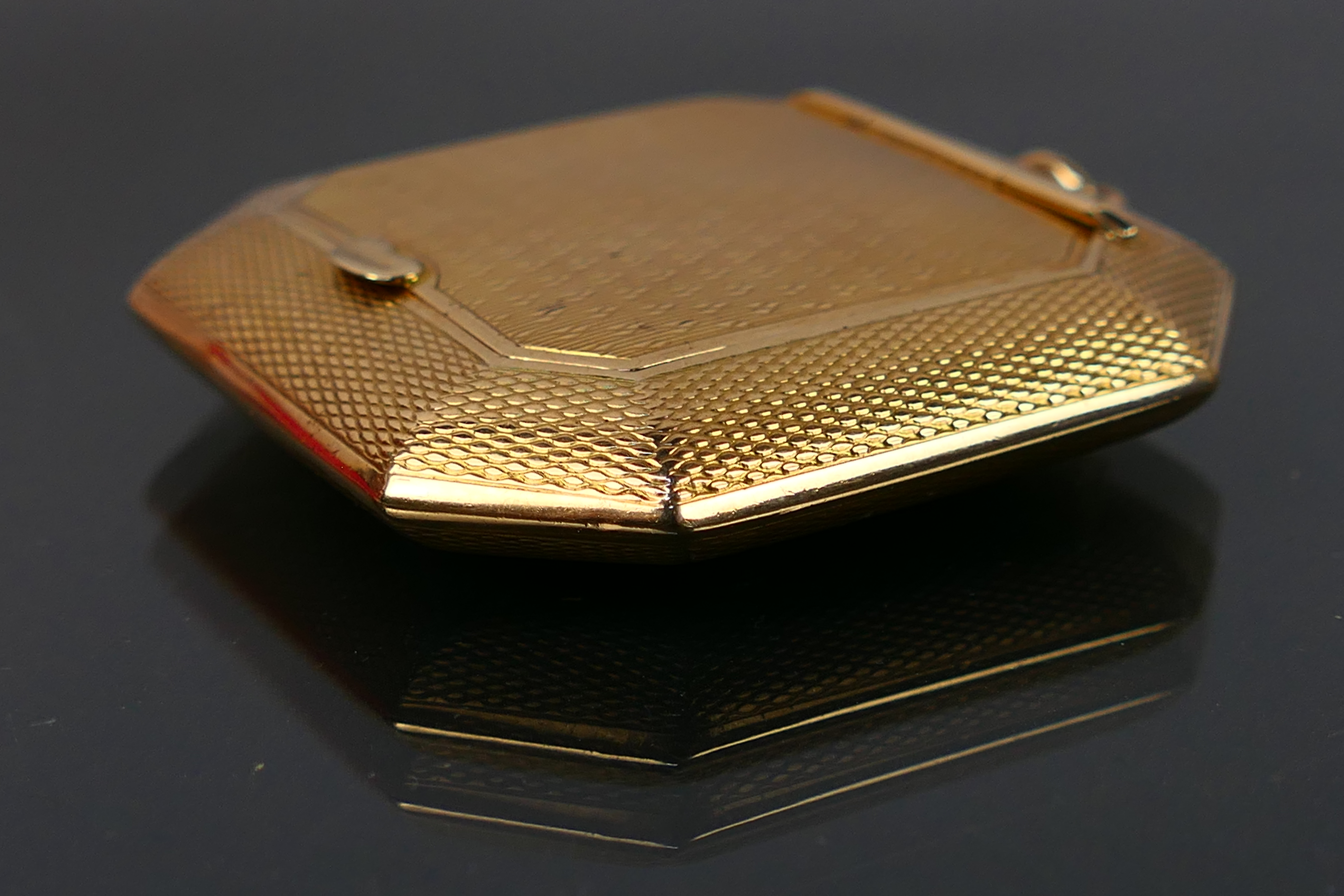 A 9ct gold powder compact engine turned with an interior mirror and powder compartment. 22.6 grams. - Image 4 of 7