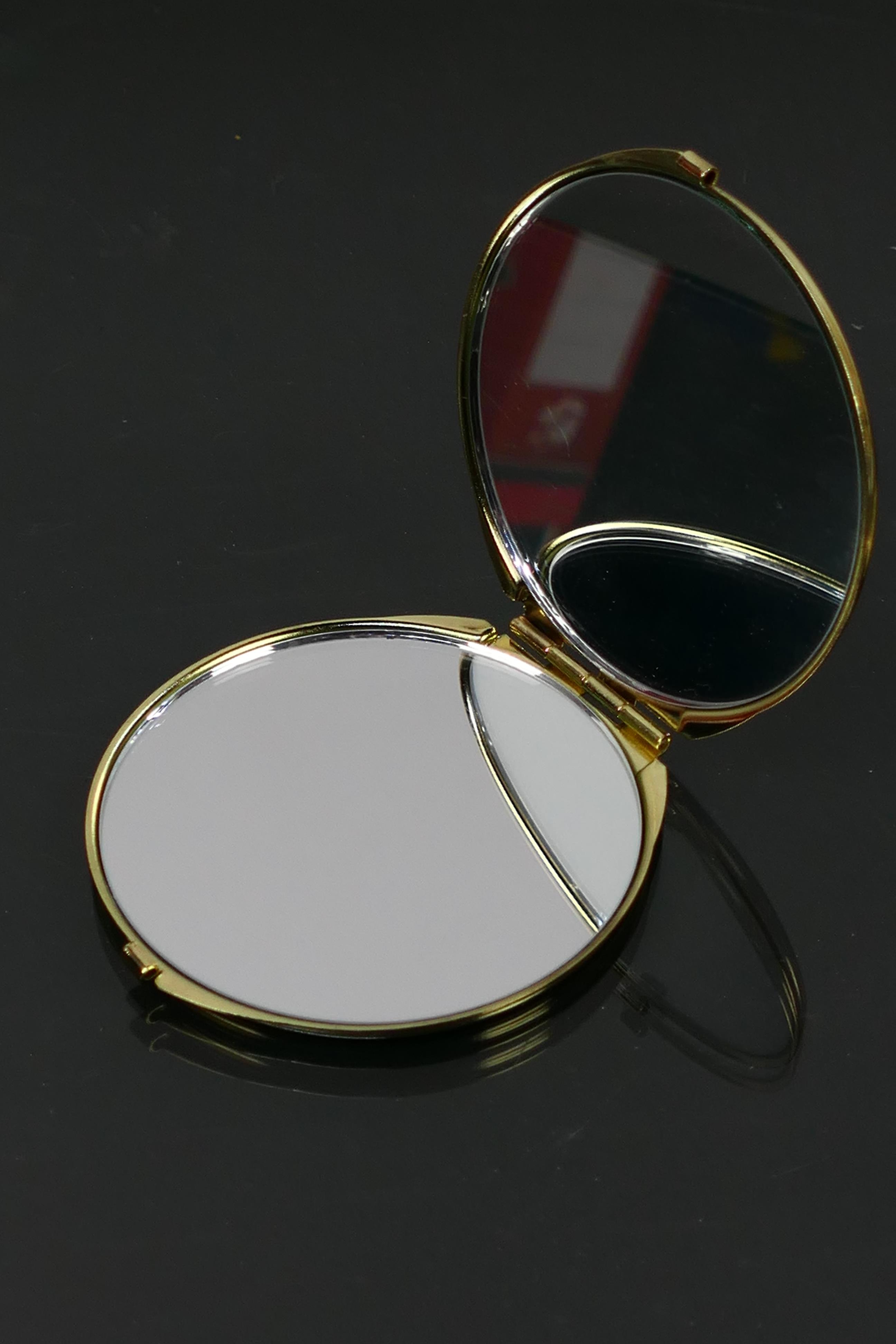 3 x vintage style compacts including a round double mirror compact with a dragonfly on a teal - Image 3 of 8