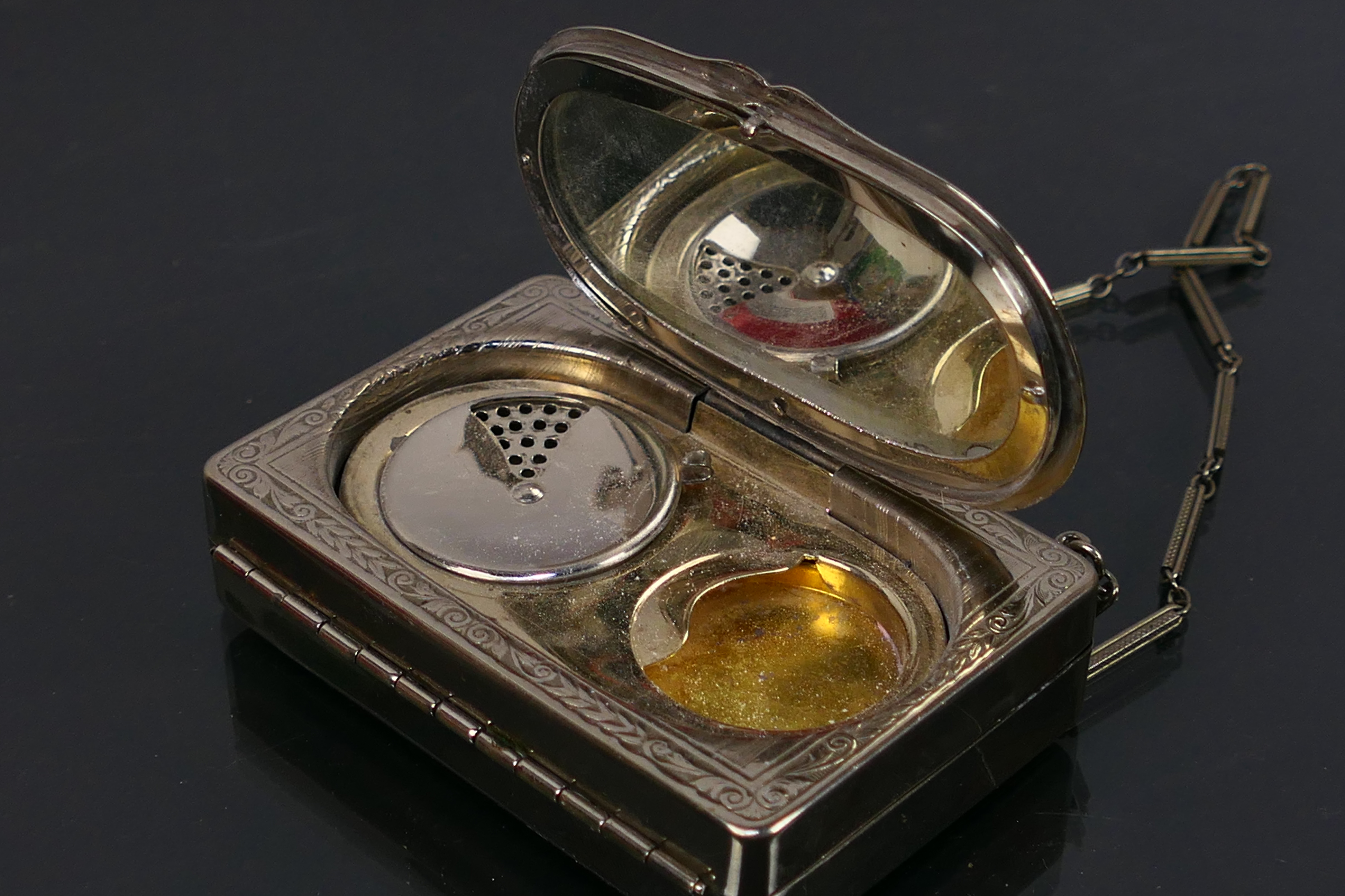 A cocktail purse style powder compact and sovereign holder on a chain. - Image 5 of 7