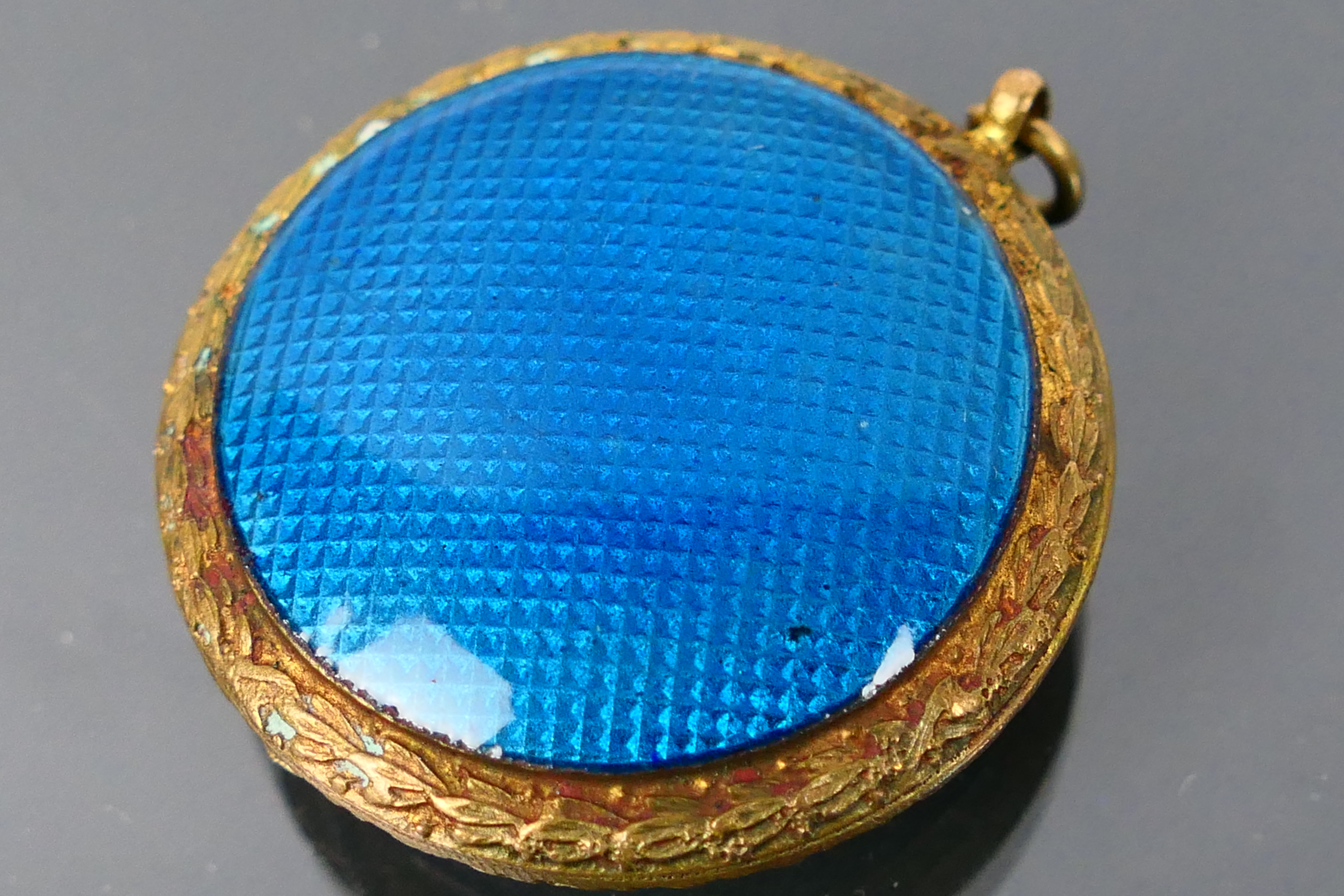 An enamelled lipstick powder compact. - Image 5 of 7